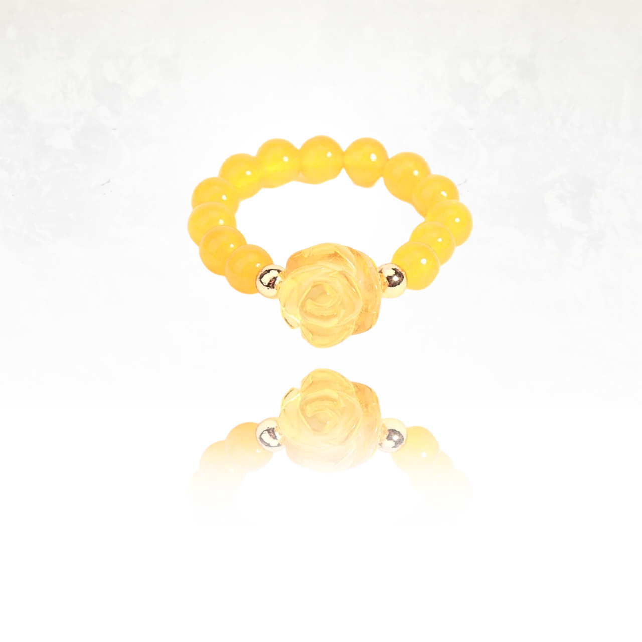Bague en jade jaune avec une rose délicatement taillée, élégance et féminité.