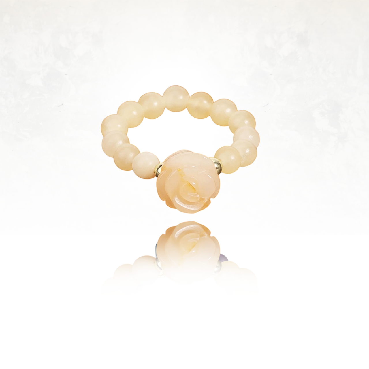 FEMINA â ĂlĂ©gante bague en pierre de soleil, perles naturelles et rose sculptĂ©e.