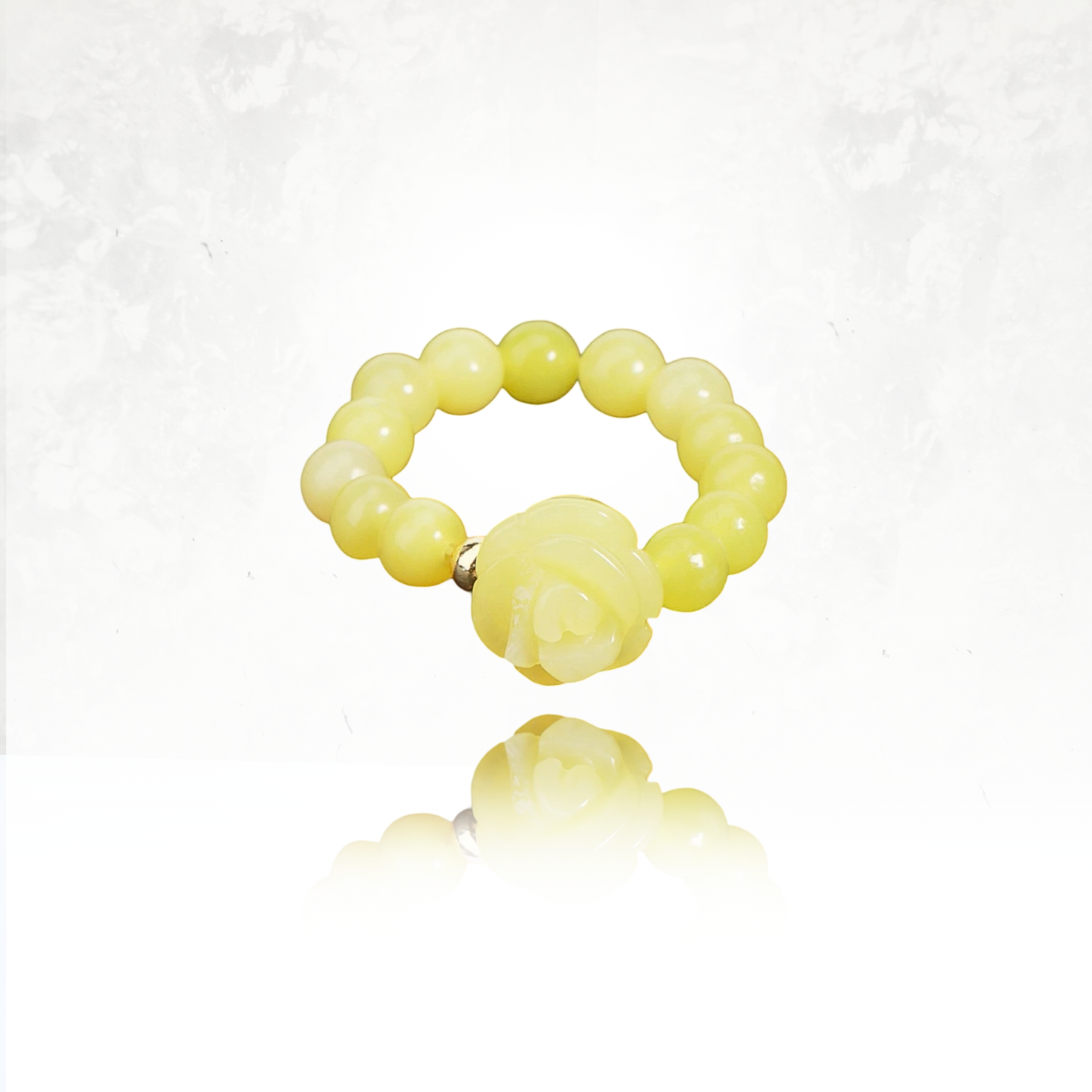 Bague élastique en pierre naturelle rose avec une fleur sculptée pour un style raffiné.