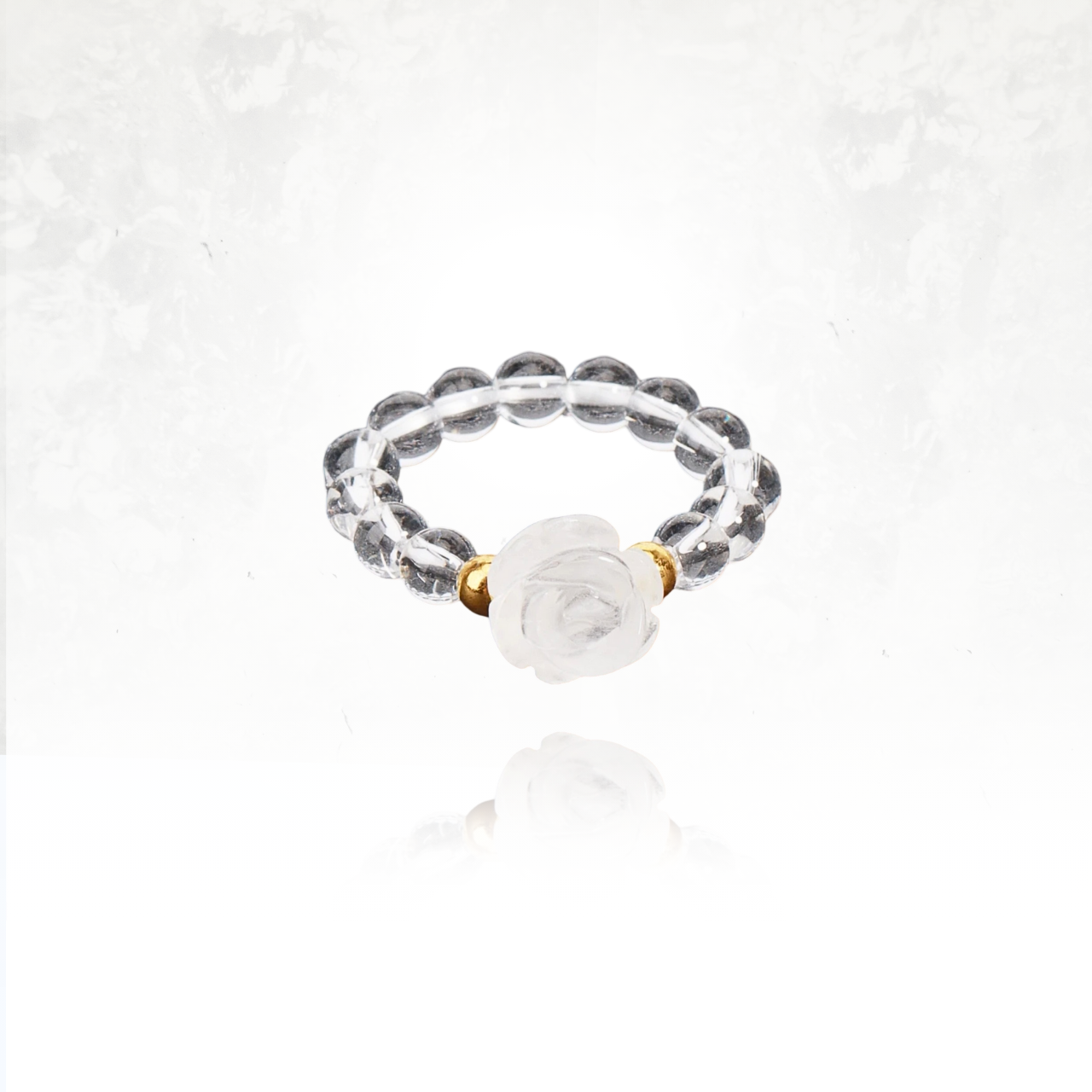 Bijou symbolique : bague en quartz clair avec rose taillĂ©e, synonyme dâamour et de douceur.