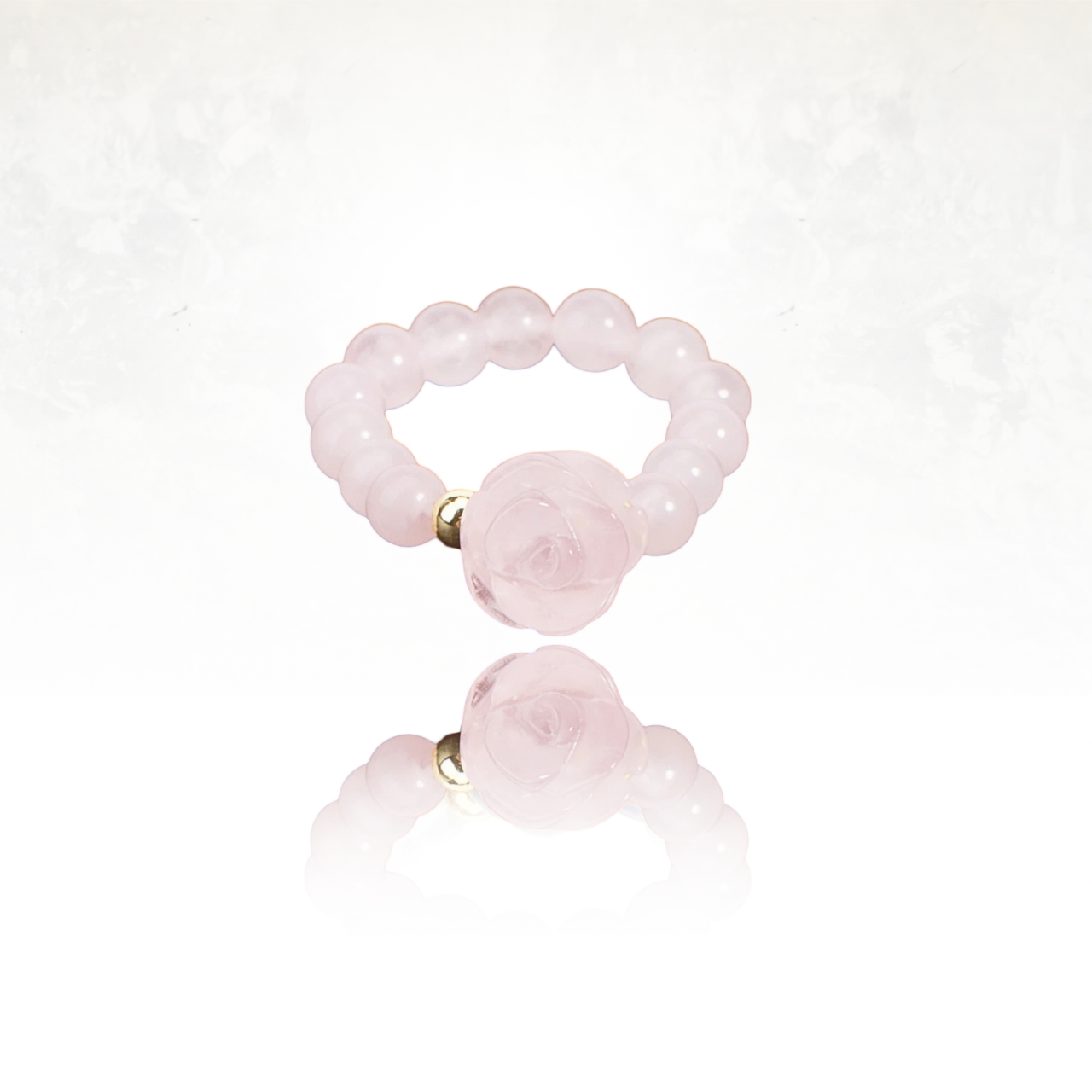 FEMINA â Bague en pierre naturelle rose ornĂ©e dâune fleur sculptĂ©e Ă la main.