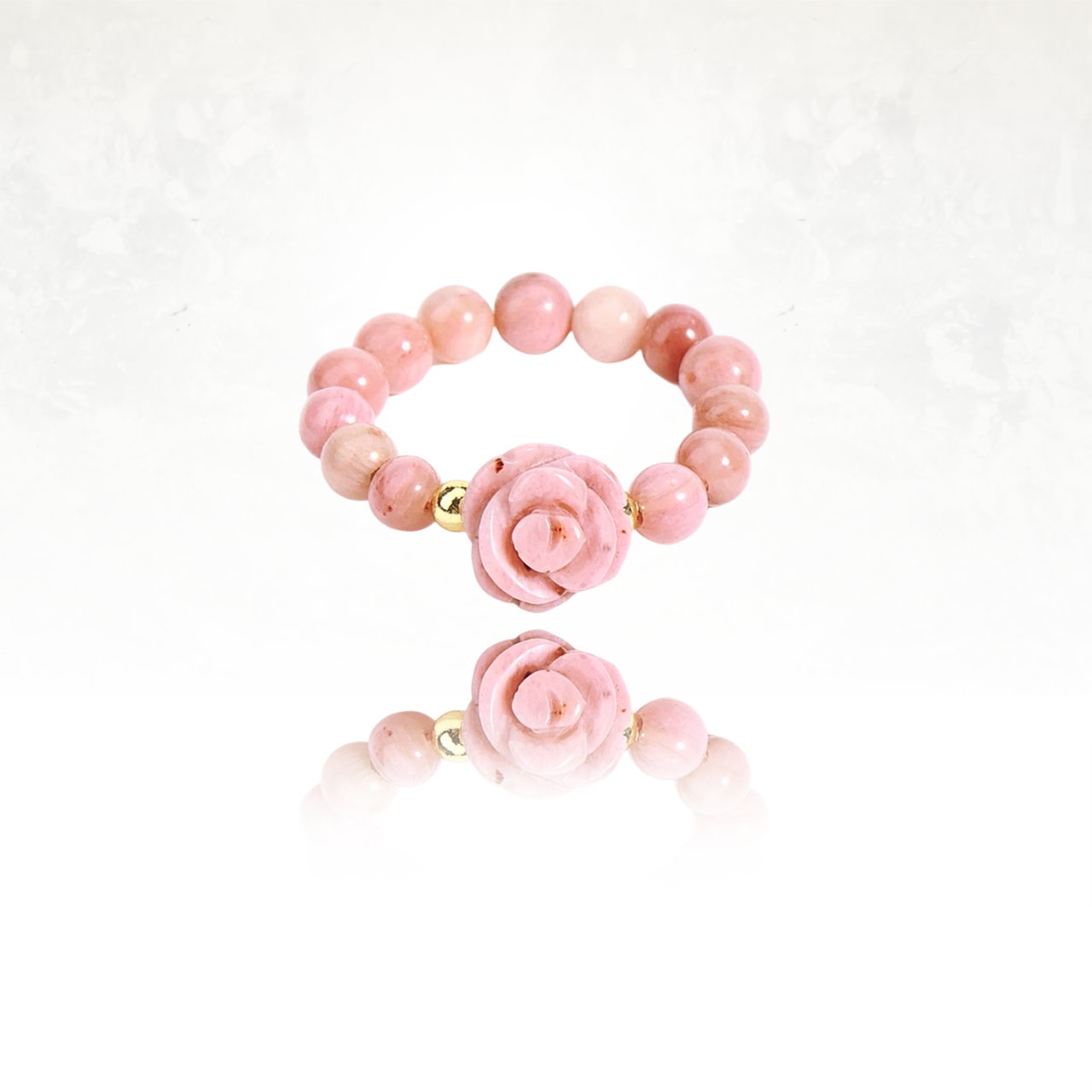Bague FEMINA en rhodonite sculptée en forme de rose avec perles naturelles.