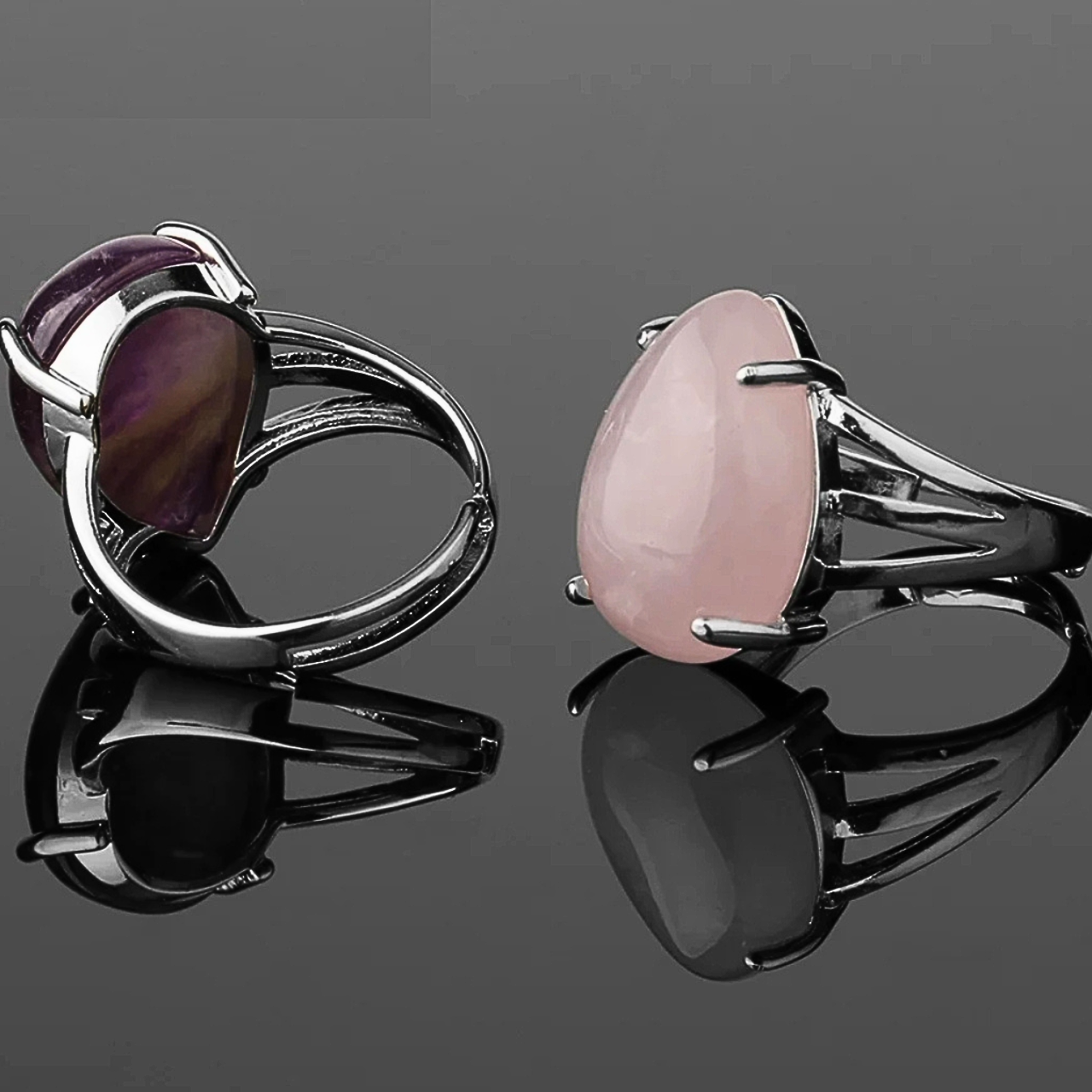 Bague minimaliste mettant en valeur une pierre naturelle lisse.