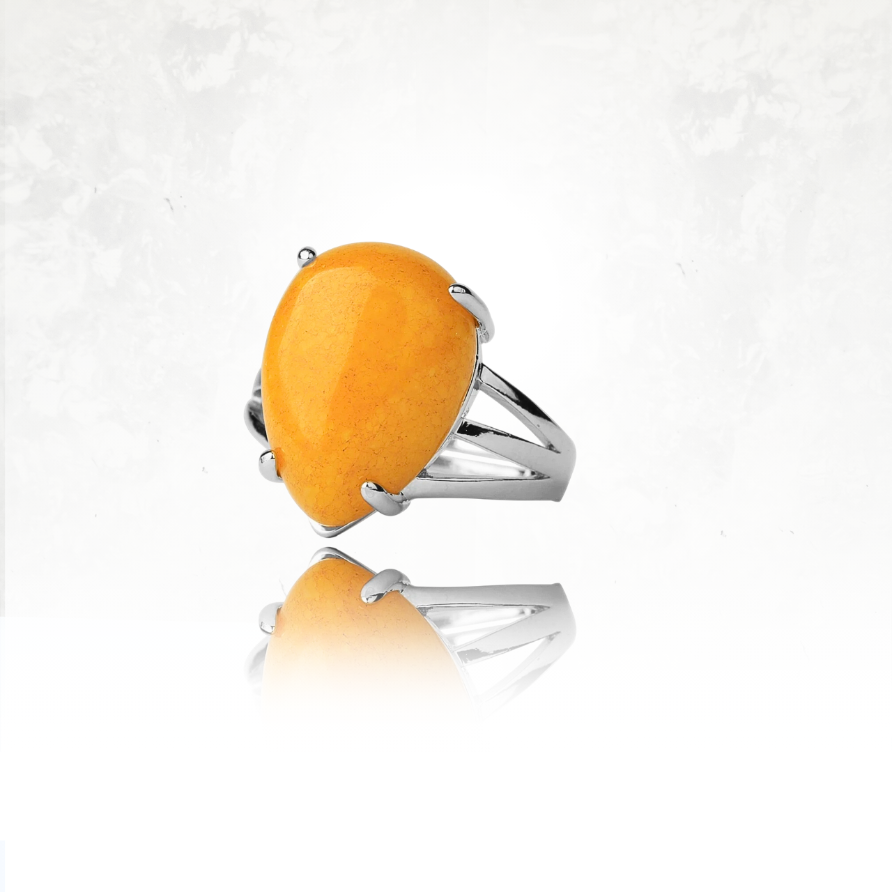 Grosse bague goutte en jade jaune
sur monture argentée élégante.