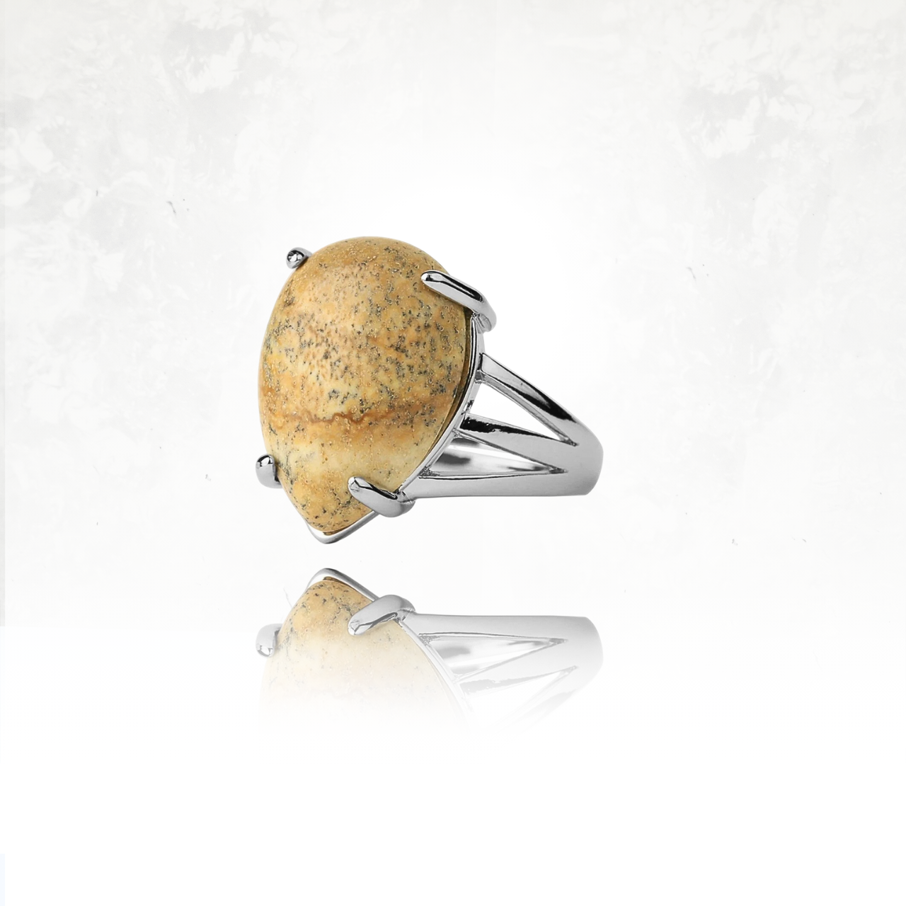 Bague en argent ornĂ©e dâune pierre d'unakite en forme de goutte.