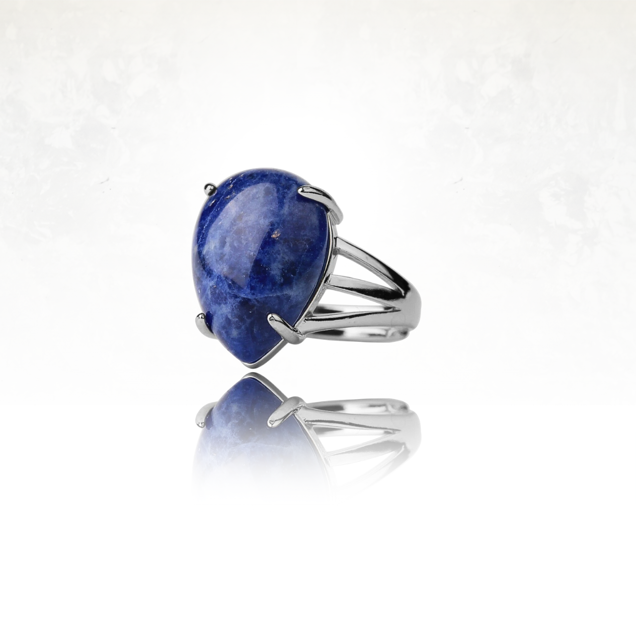 Anneau chic ornĂ© dâun lapis lazuli en cabochon.