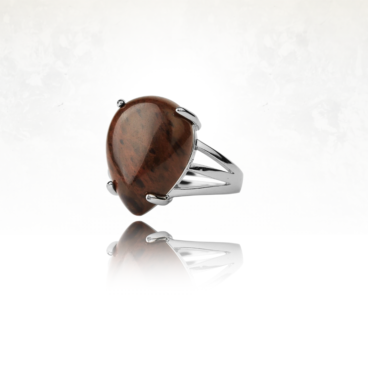 Pierre semi-précieuse marron montée sur bague en argent.