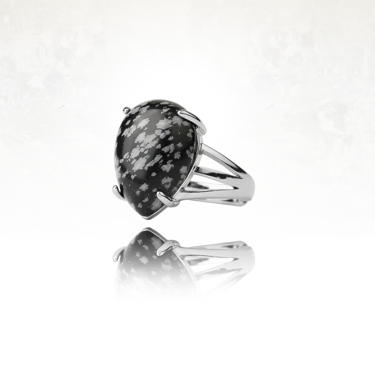 Bague bijou avec effet miroir et quartz flocon de neige centrale.
