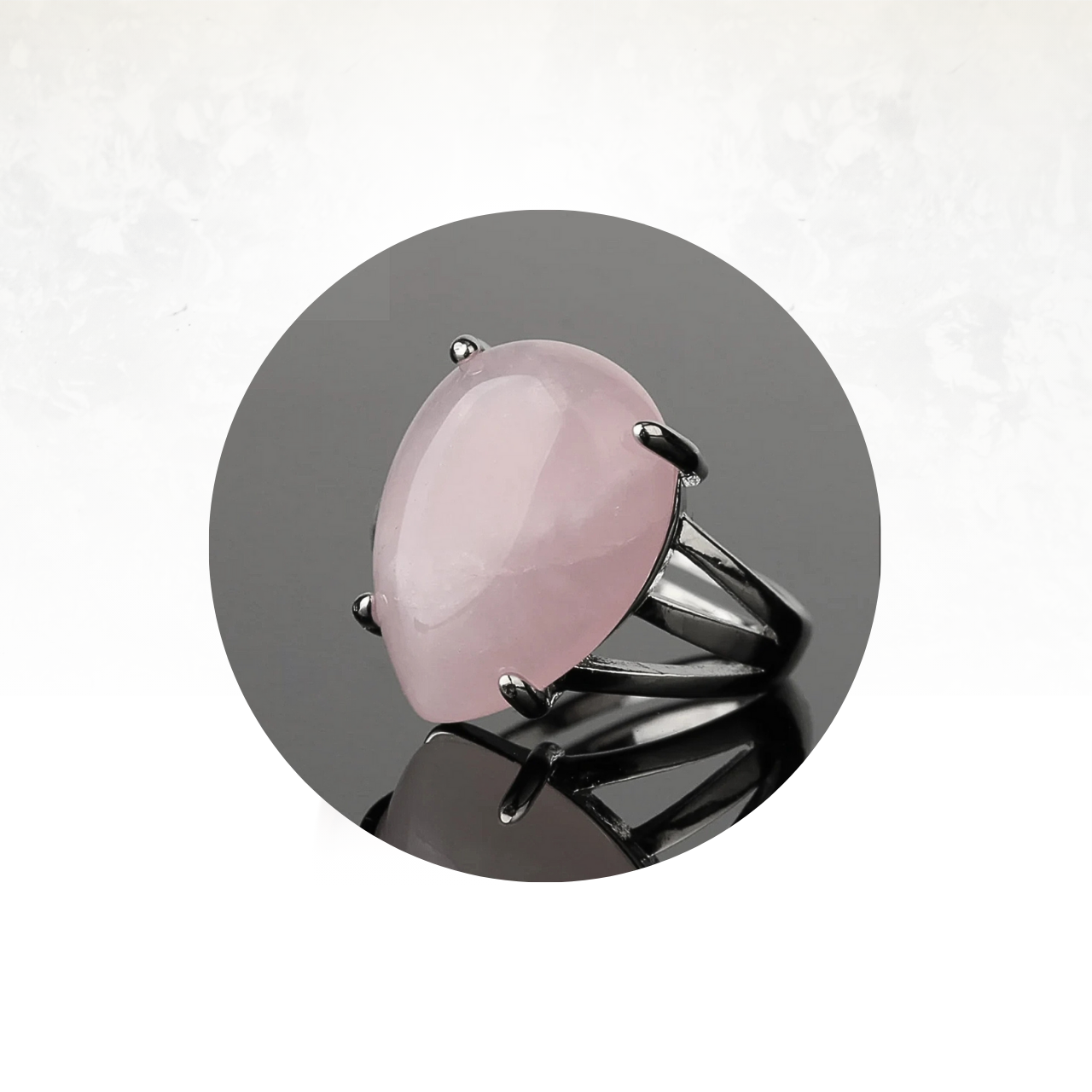 Bague sophistiquée avec une quartz rose cabochon et monture en argent.