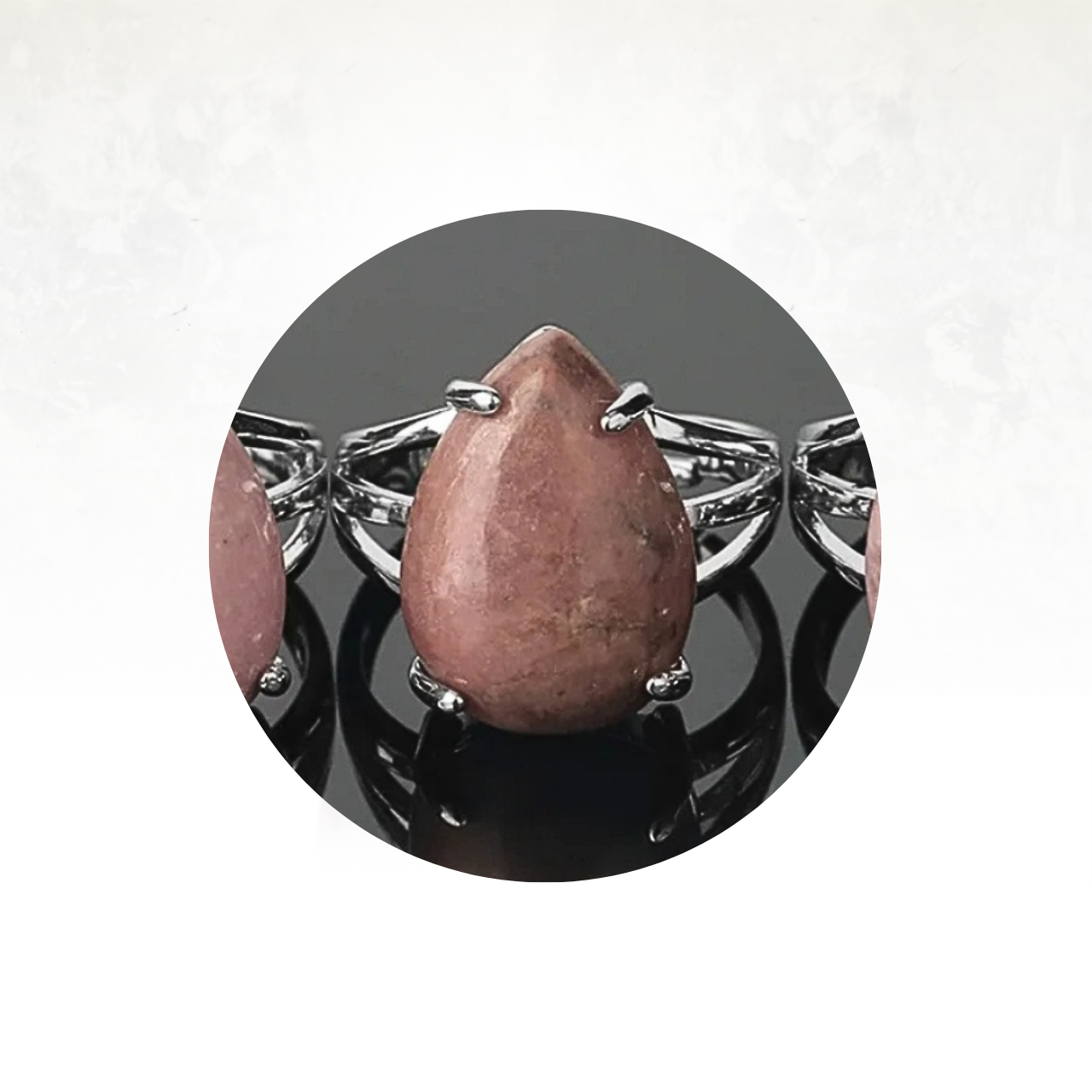 Jolie bague goutte ornĂ©e dâune rhodonite polie.