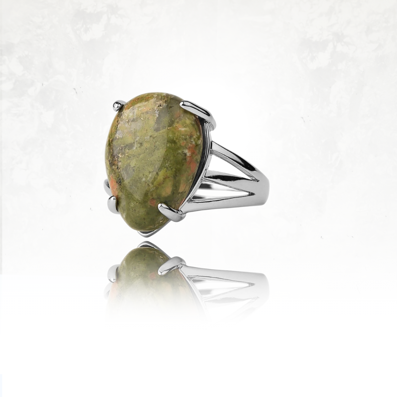 ĂlĂ©gante monture ouverte en argent avec pierre verte d'unakite.