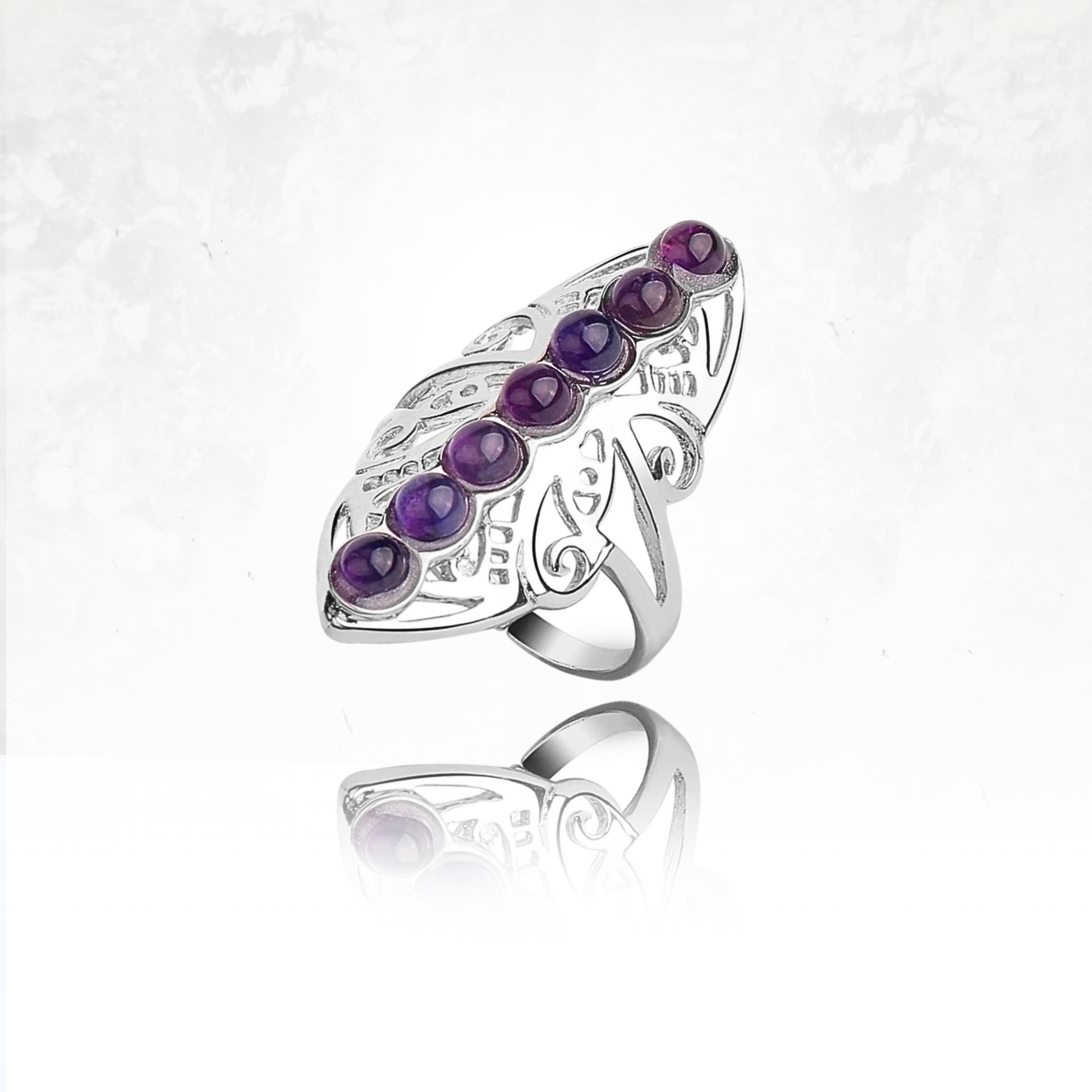 Accessoire unique avec structure argentée et 7 pierres violettes.