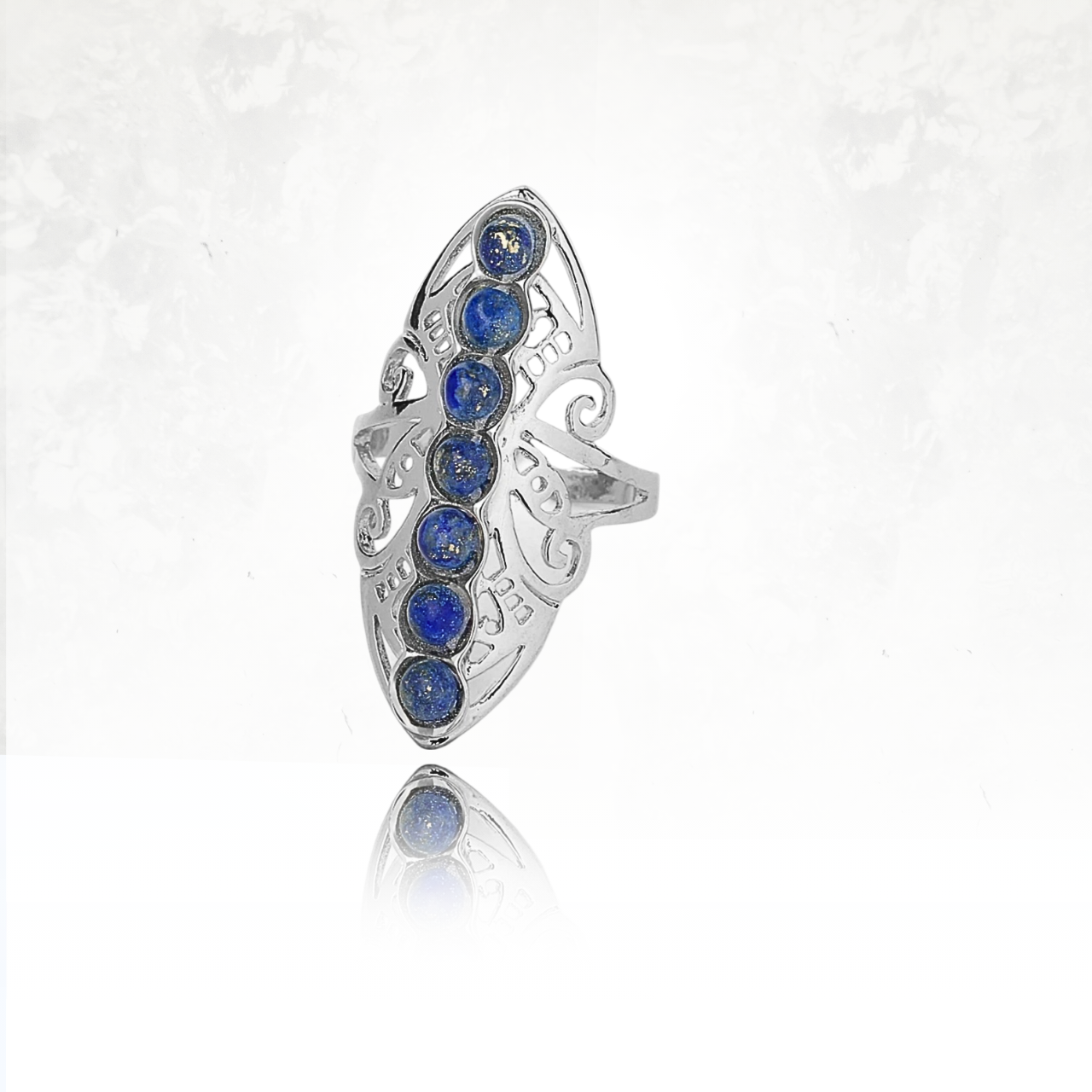 Bijou d’inspiration bohème avec sept pierres alignées en lapis lazuli
