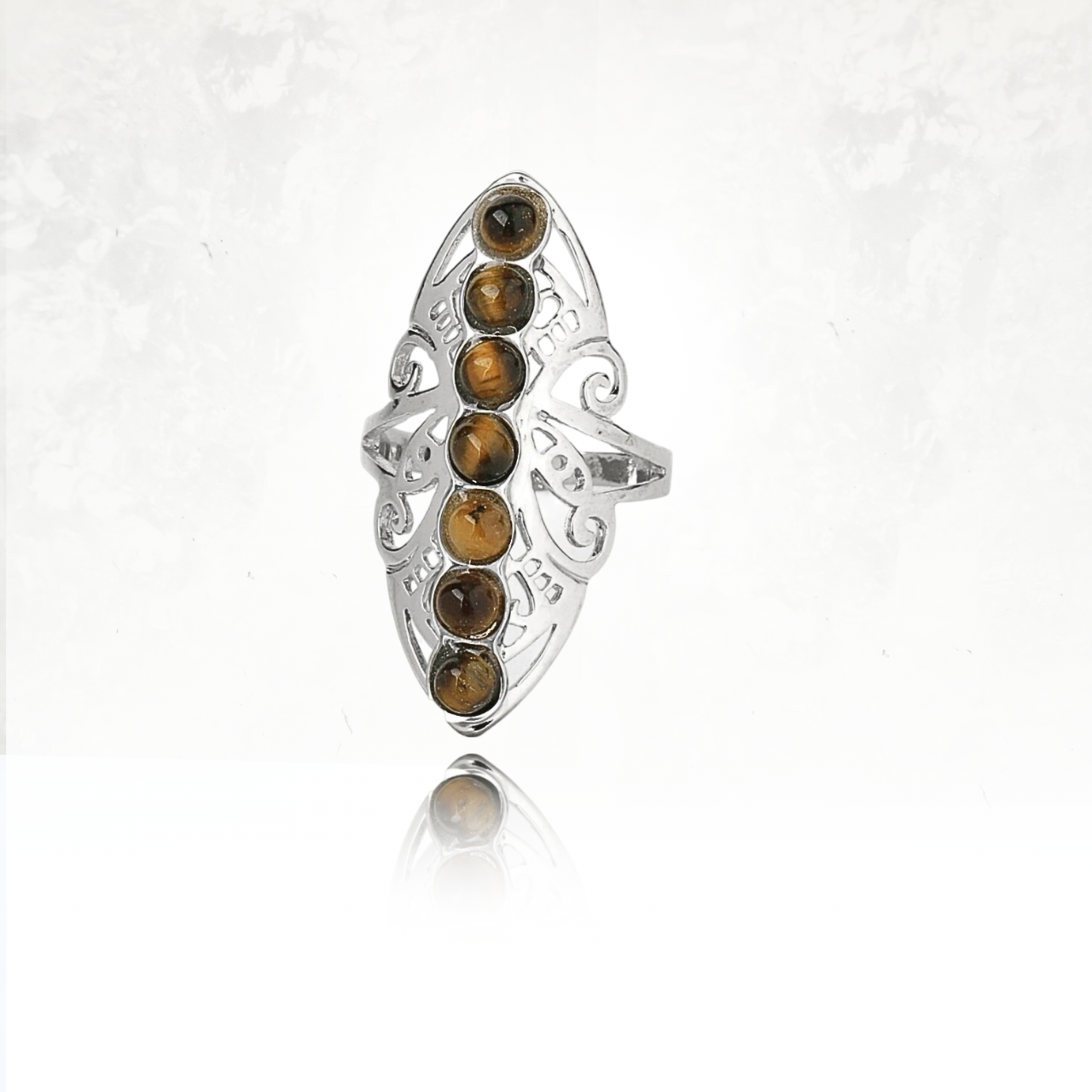 Bague argentée allongée décorée de perles naturelles d'oeil de tigre.