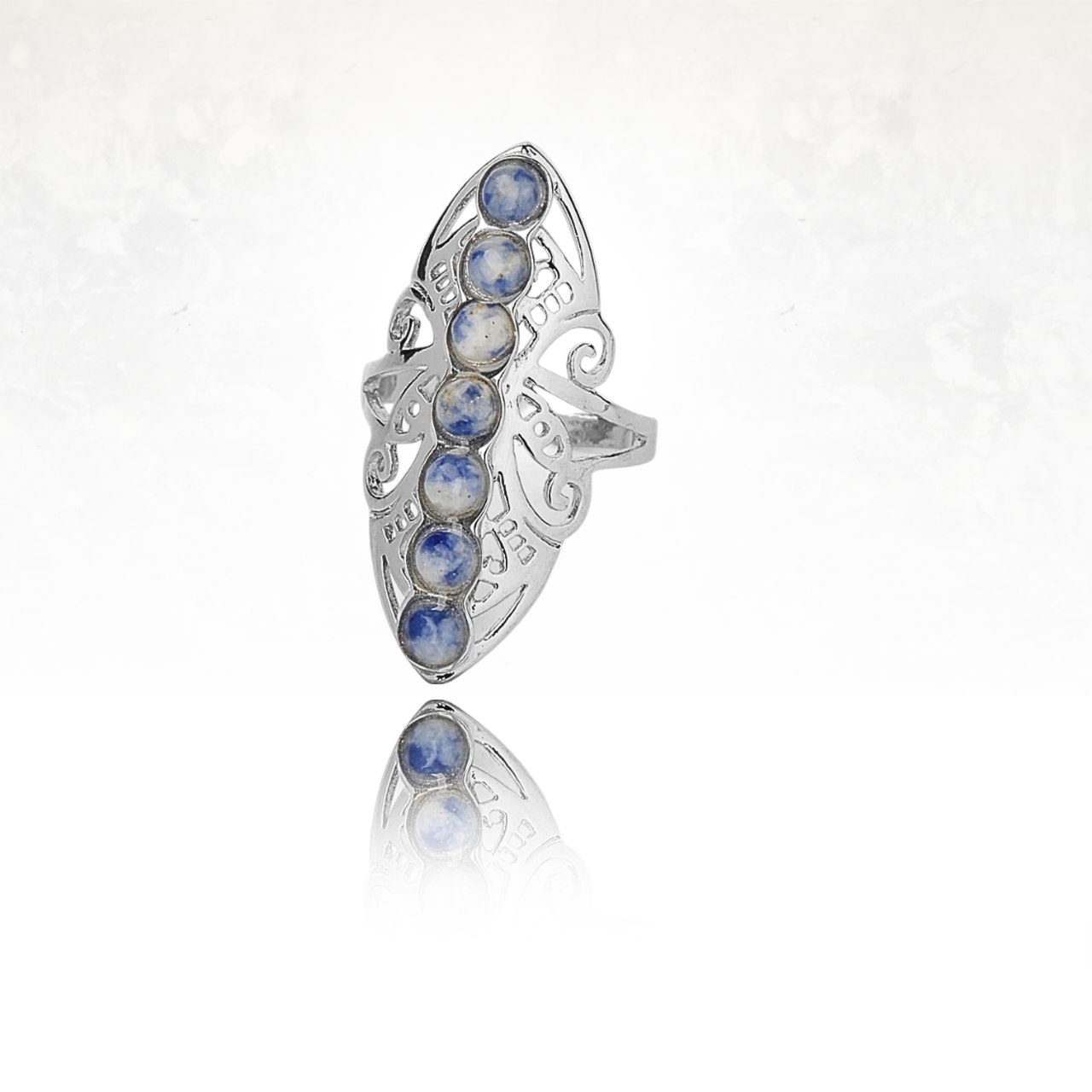 Bague HALLO originale, sertie de 7 pierres rondes de sodalite sur monture travaillée.