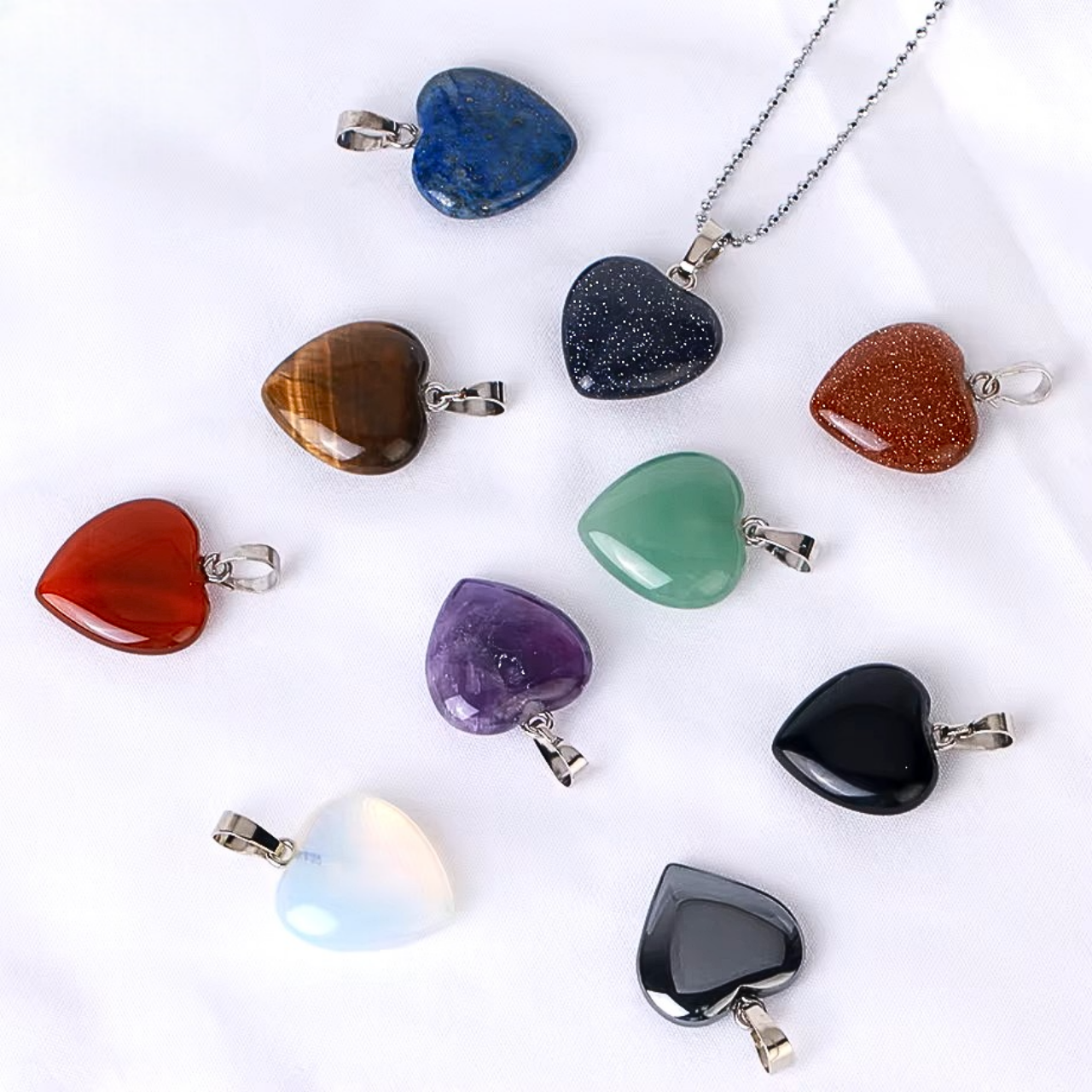 Pendentif cœur en pierre naturelle, idéal pour l’harmonie et l’équilibre.