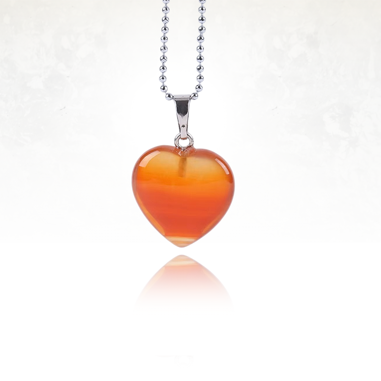 Collier raffiné avec un pendentif en agate rouge forme de cœur, taillé avec soin.