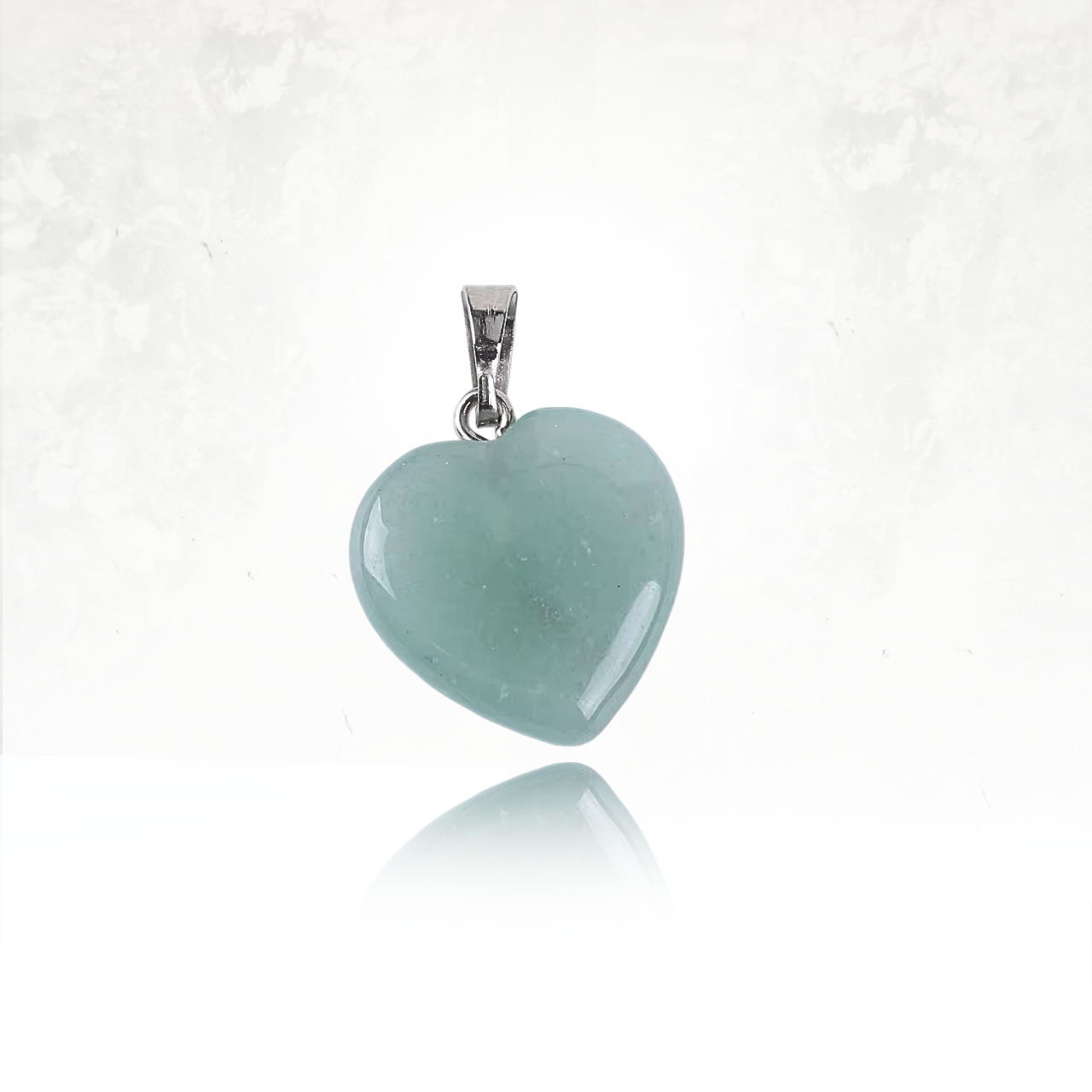 Collier raffiné avec un cœur poli en pierre naturelle.