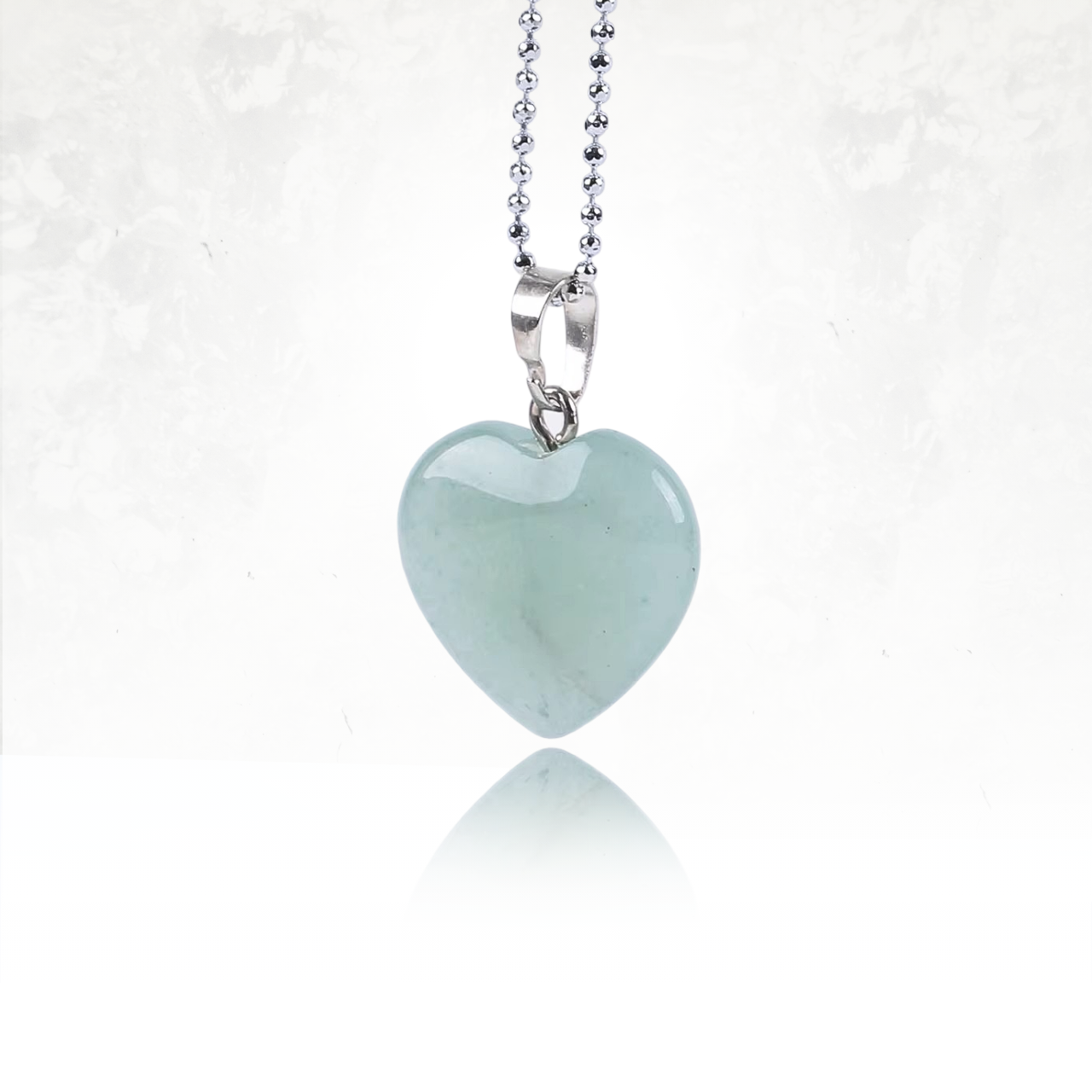 Bijou romantique avec pendentif en forme de cœur en pierre verte.