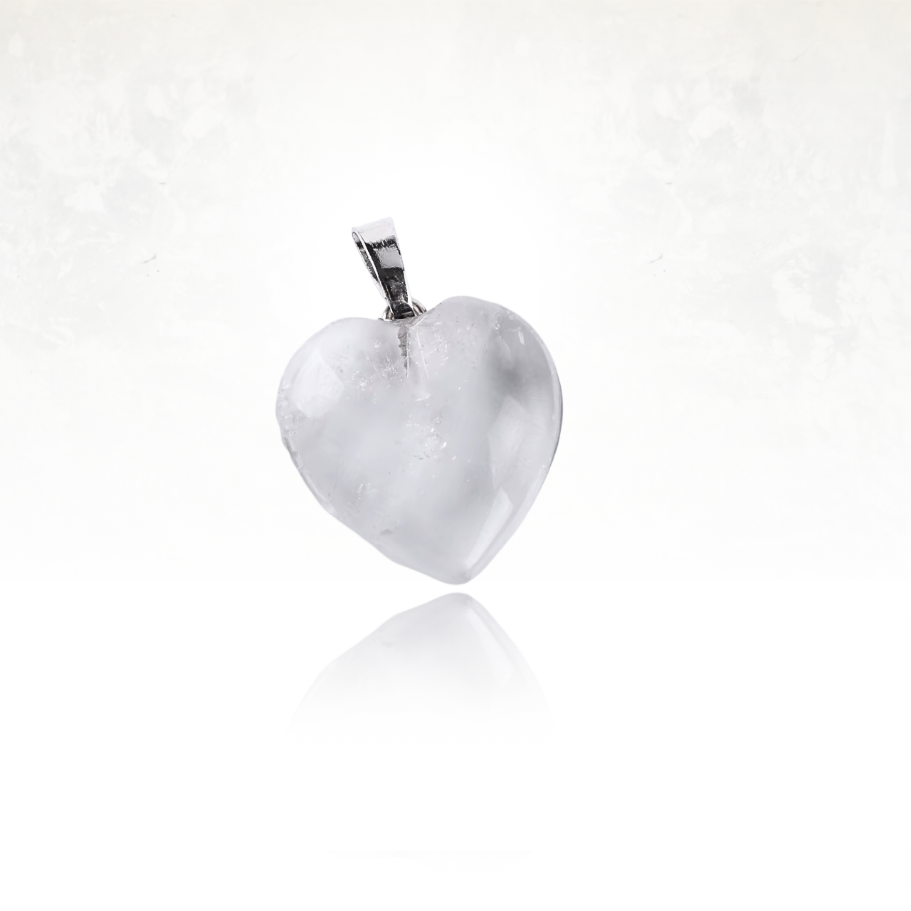 Pendentif en forme de cœur, monté sur une fine chaîne argentée.