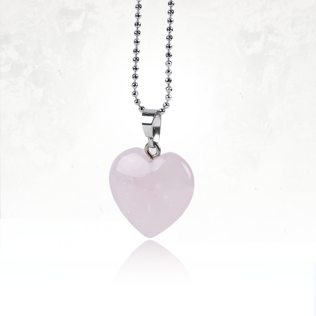 Bijou élégant avec un cœur taillé dans une pierre naturelle rose.