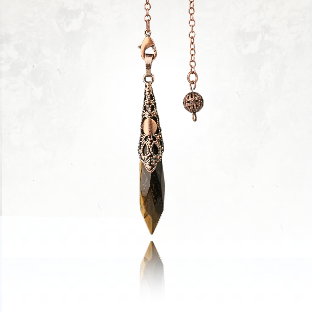 PENDULE HILDIGUR Orné d’une pierre naturelle facettée pour une touche mystique.