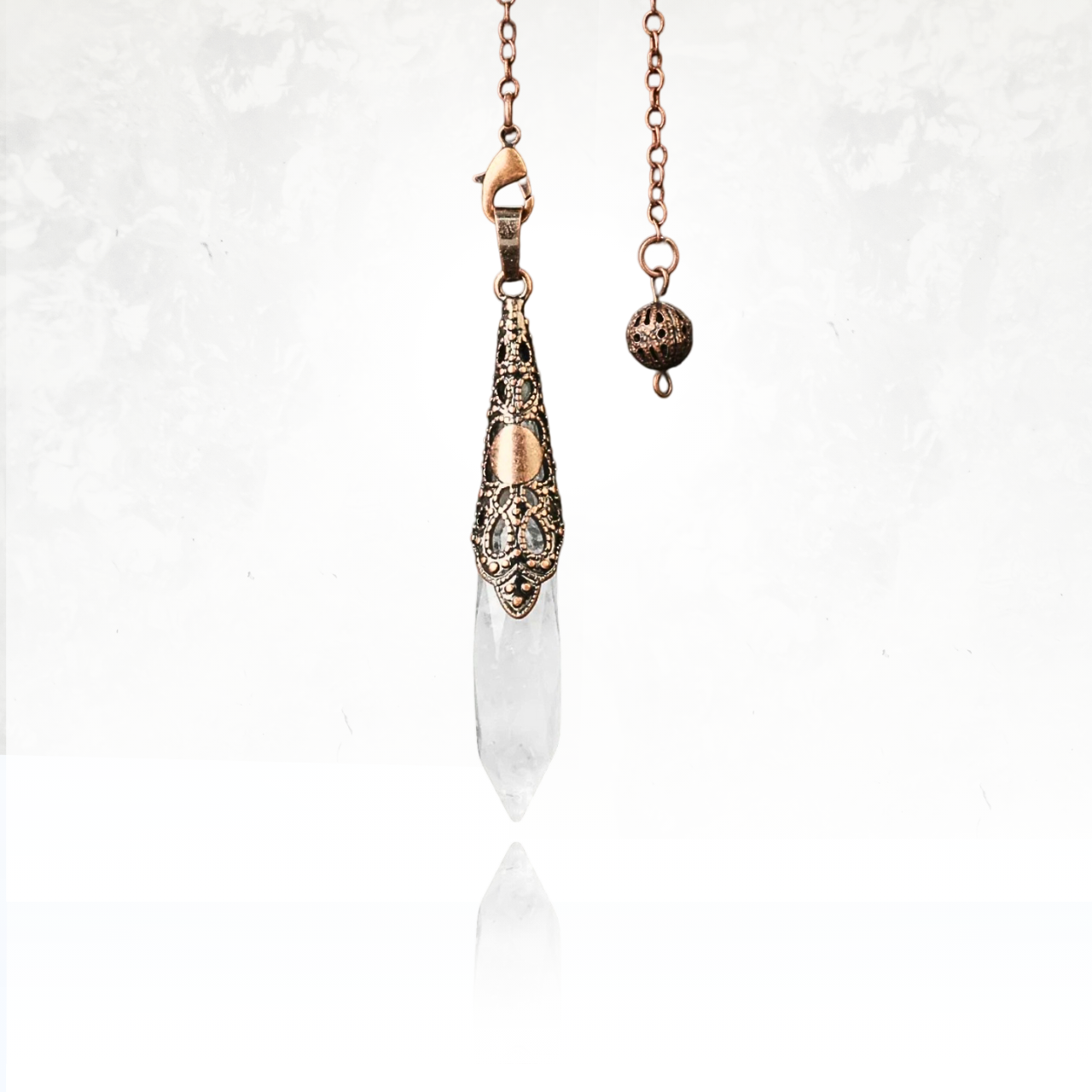 Pendule Hildigur de style médiéval avec chaîne en métal bronze vieilli.