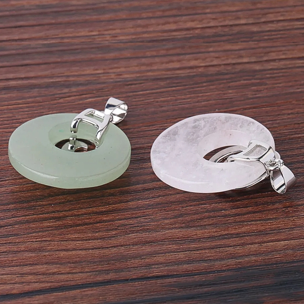 Collier artisanal en quartz clair et pendentif spiralé