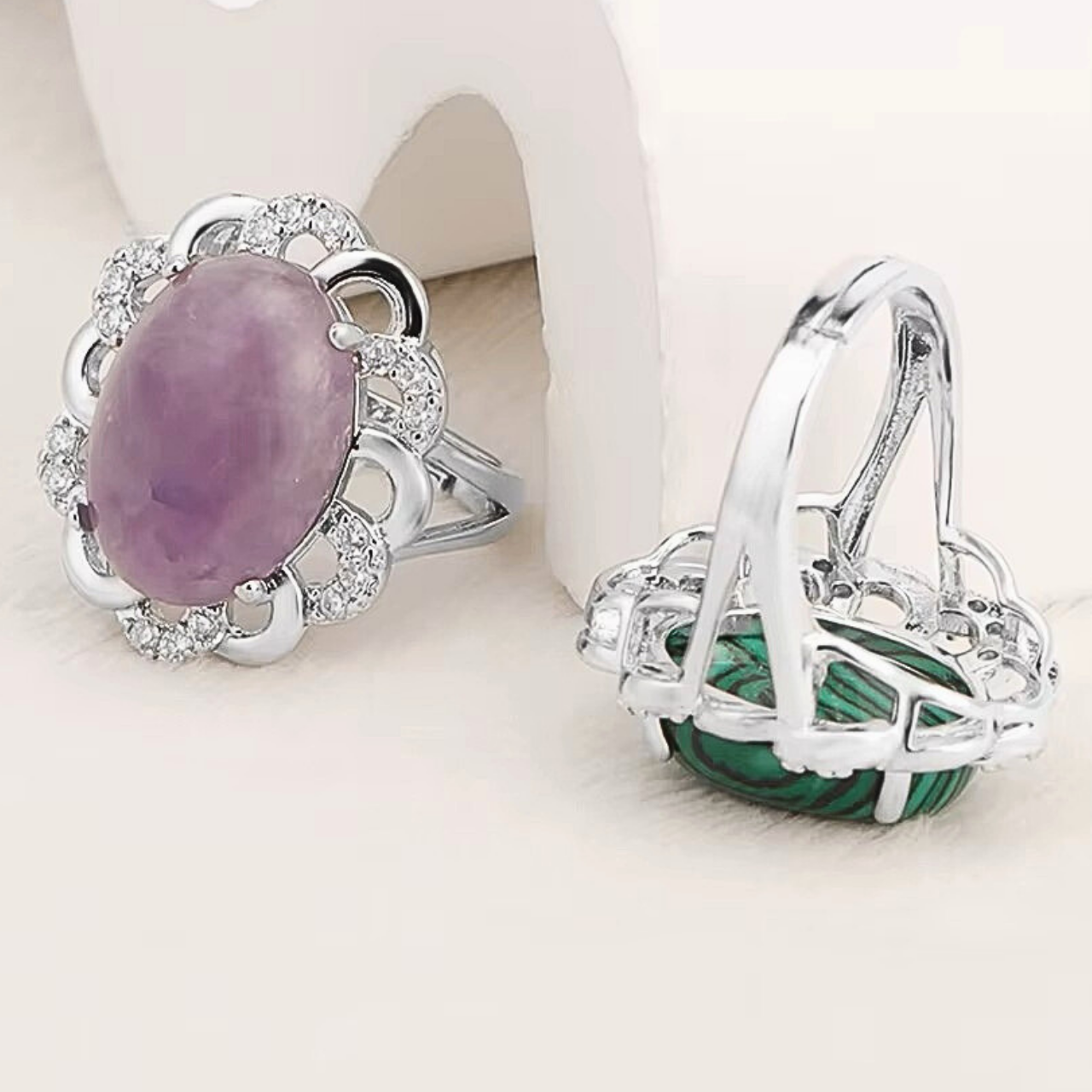 Bague en pierre naturelle avec un design floral et des détails argentés