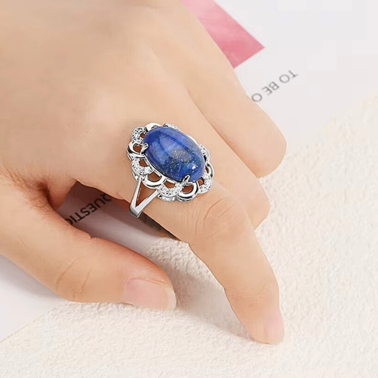 Bijou raffiné en pierre semi-précieuse bleu profond monté sur un anneau en argent