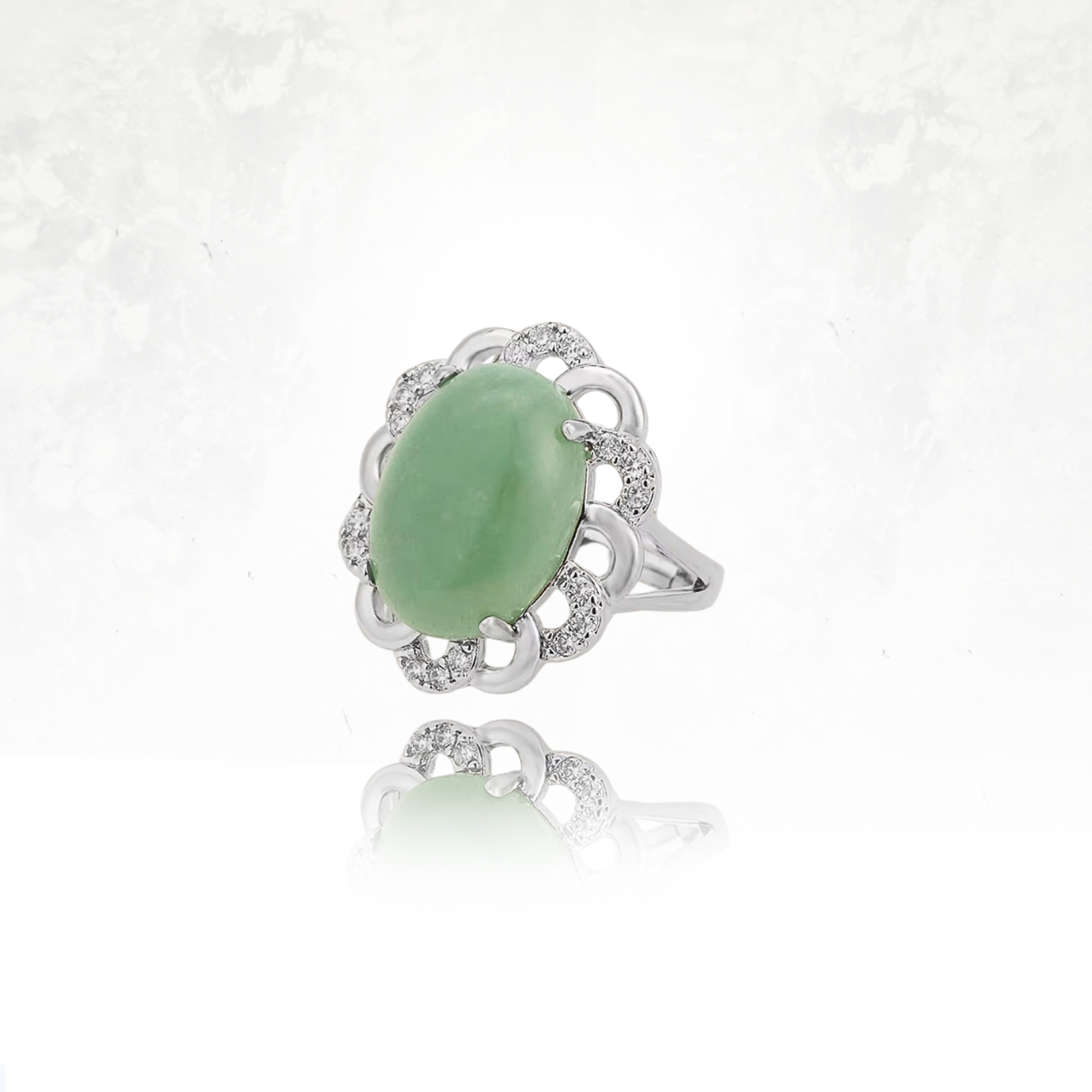 Bague vintage avec une pierre naturelle verte entourée de petits cristaux scintillants