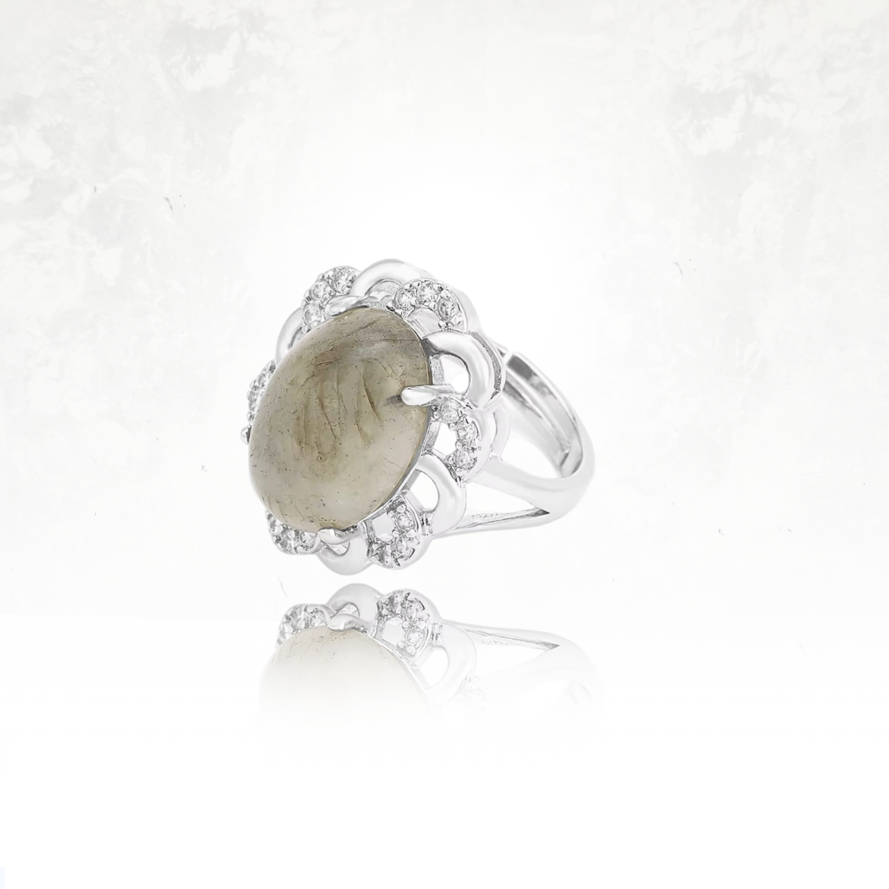 Bague en pierre précieuse de labradortie sertie sur un anneau en métal brillant