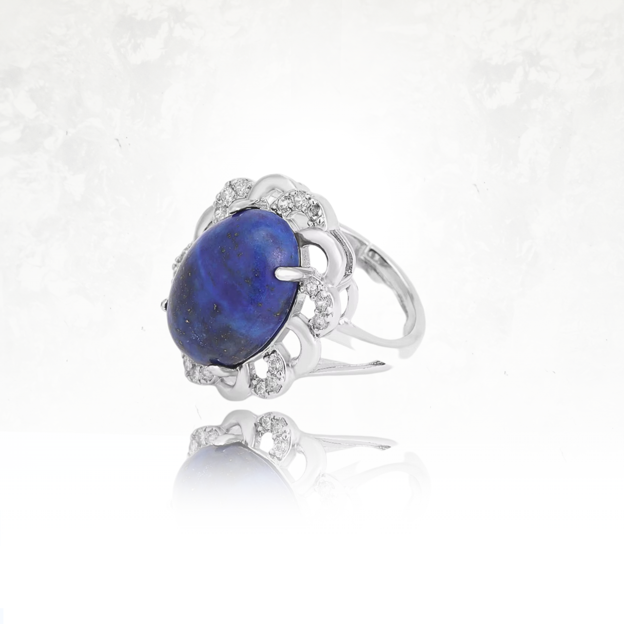 Bague en pierre précieuse bleue sertie sur un anneau en métal brillant
