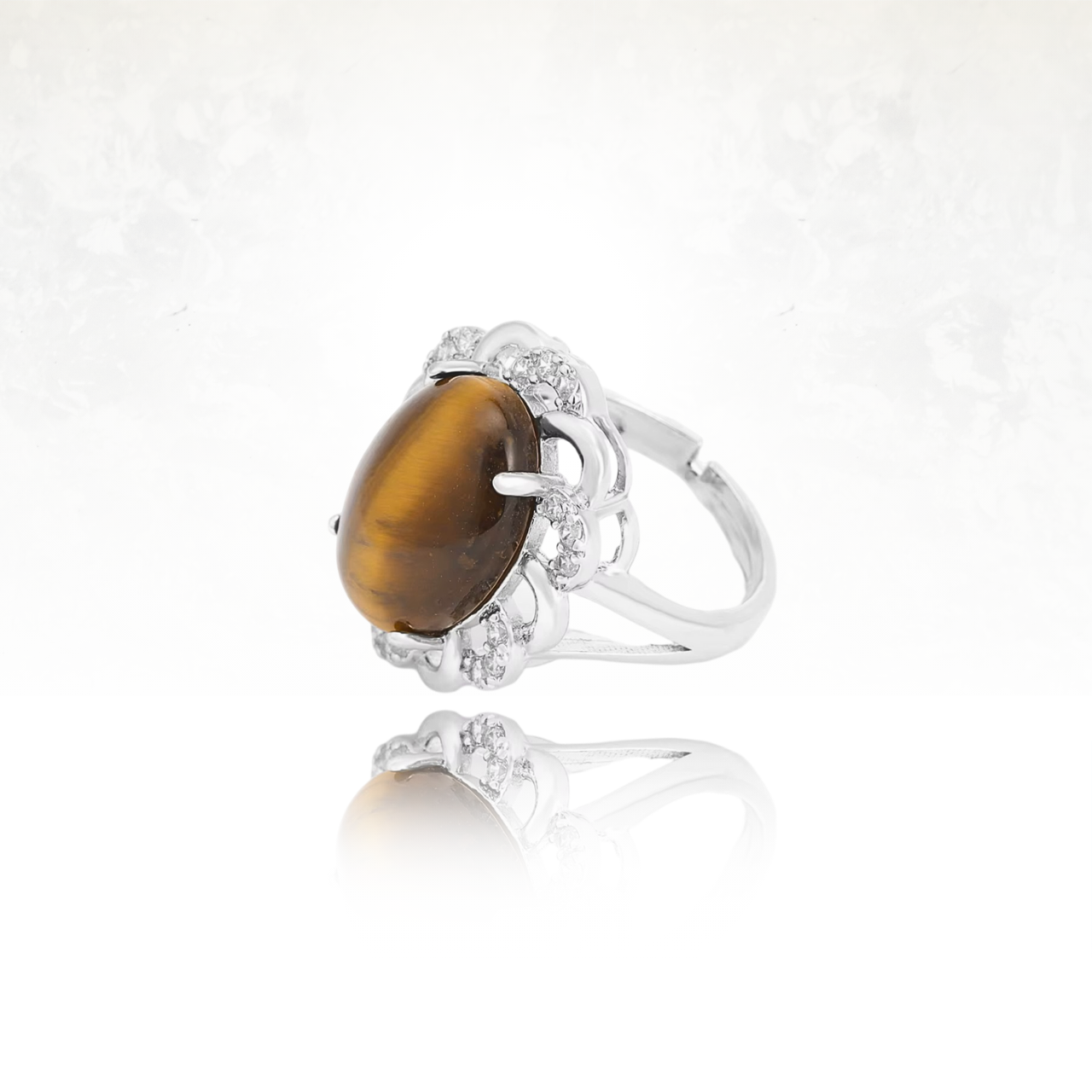 Bague artisanale ornée d’une pierre naturelle d'oeil de tigre et de petits zircons