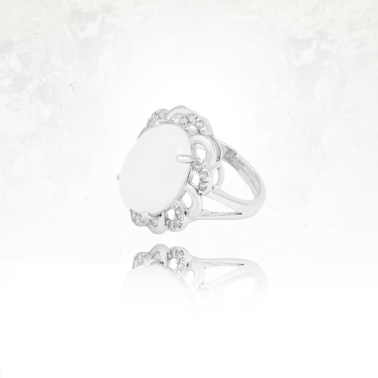 Bague classique avec une pierre ovale sertie sur un anneau en argent poli