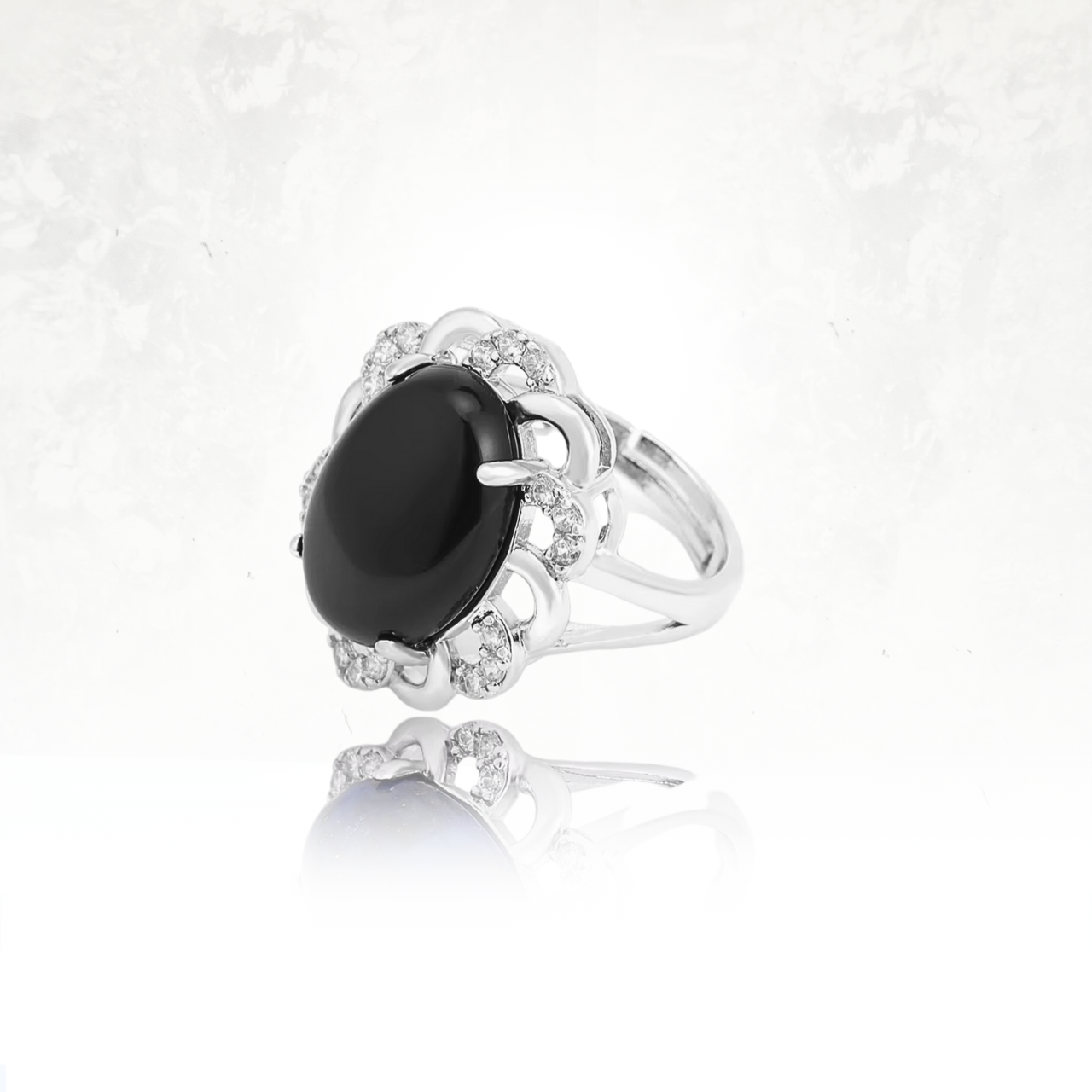 Bijou sophistiqué avec une pierre ovale et une monture détaillée en argent
