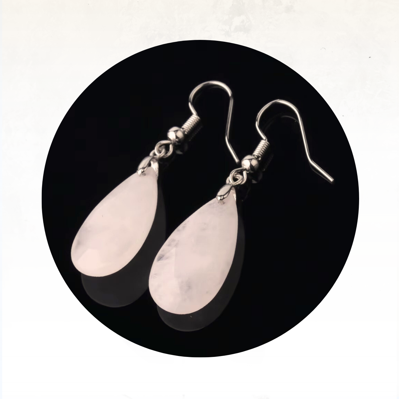 boucles d'oreilles bohĂšmes avec pierres naturelle de quartz rose en forme de goutte.