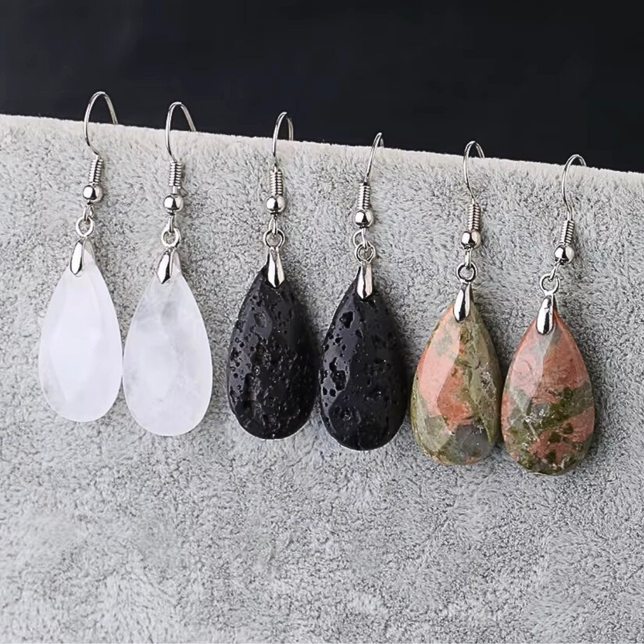 trois peires de Boucles dâoreilles naturelles aux teintes diffĂ©rentes.