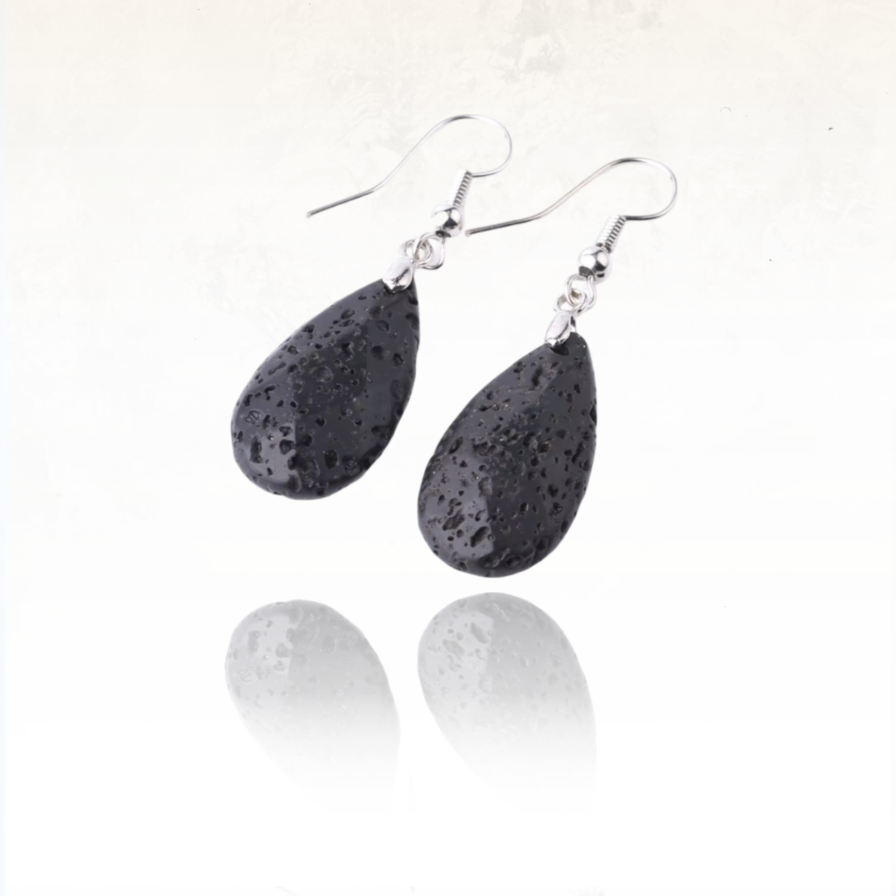 Boucles dâoreilles goutte en pierre de lave avec attaches mĂ©talliques.