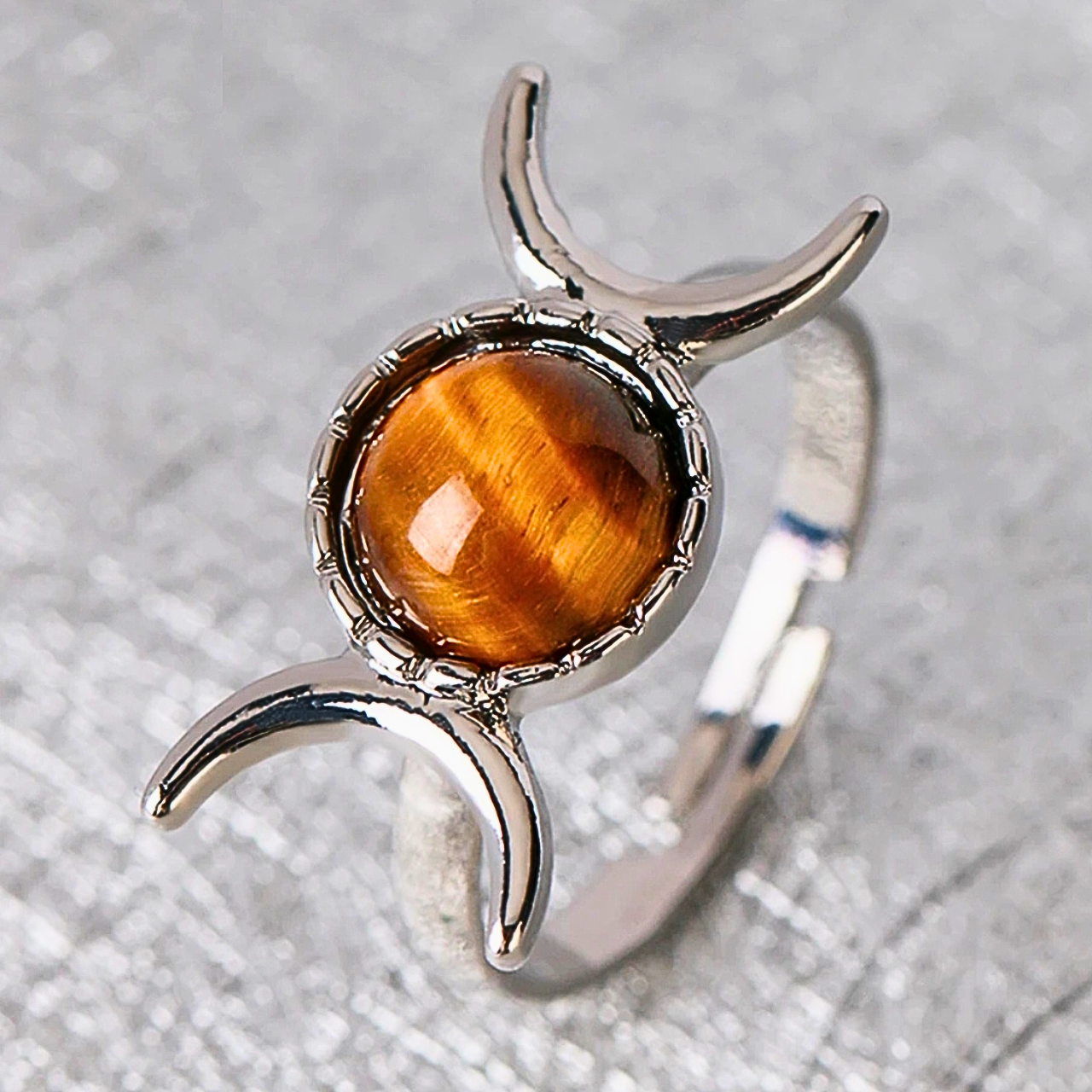 Bague mystique avec pierre dâOEIL DE TIGRE et symbole triple lune.