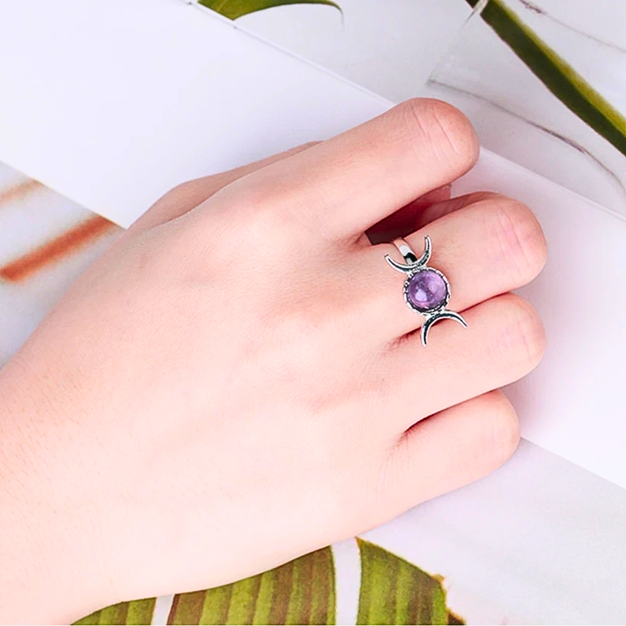 Bague réglable en pierre naturelle améthyste avec motifs lunaires argentés.