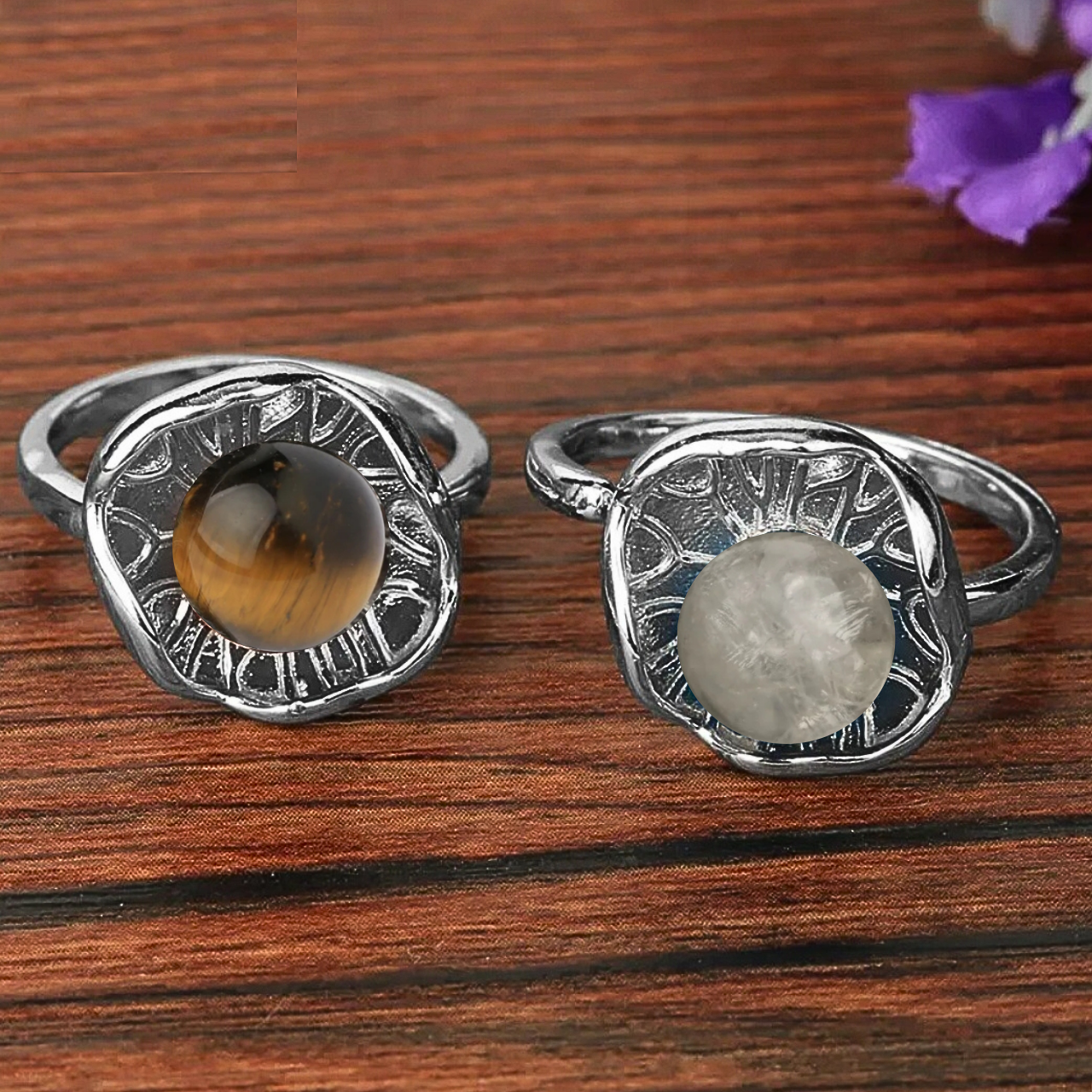 Accessoire symbolique représentant l’éveil à travers la fleur de lotus et sa pierre.
