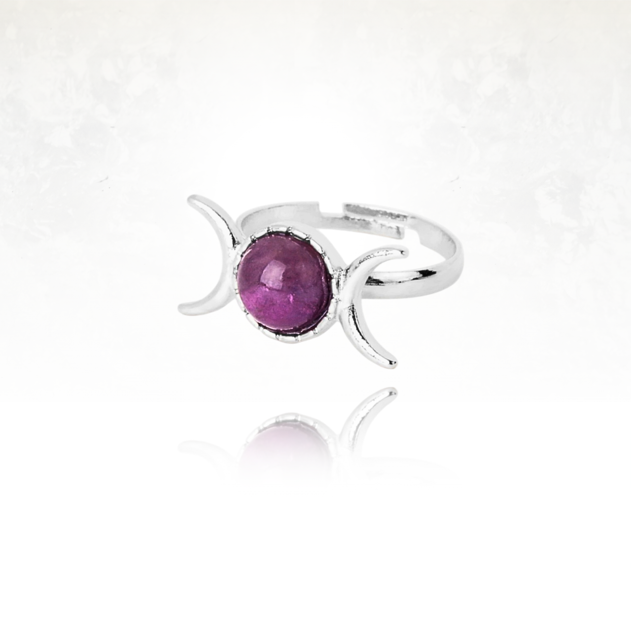 Bague argentée avec pierre naturelle violette et design inspiré de la lune.