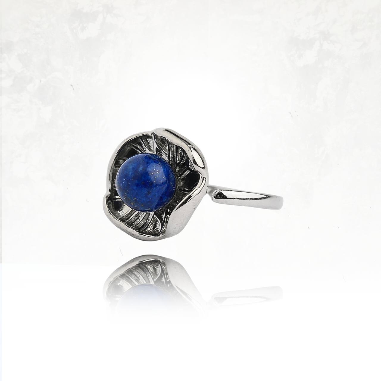 Bijou inspiré du lotus sacré avec pierre naturelle bleue profond en son cœur.