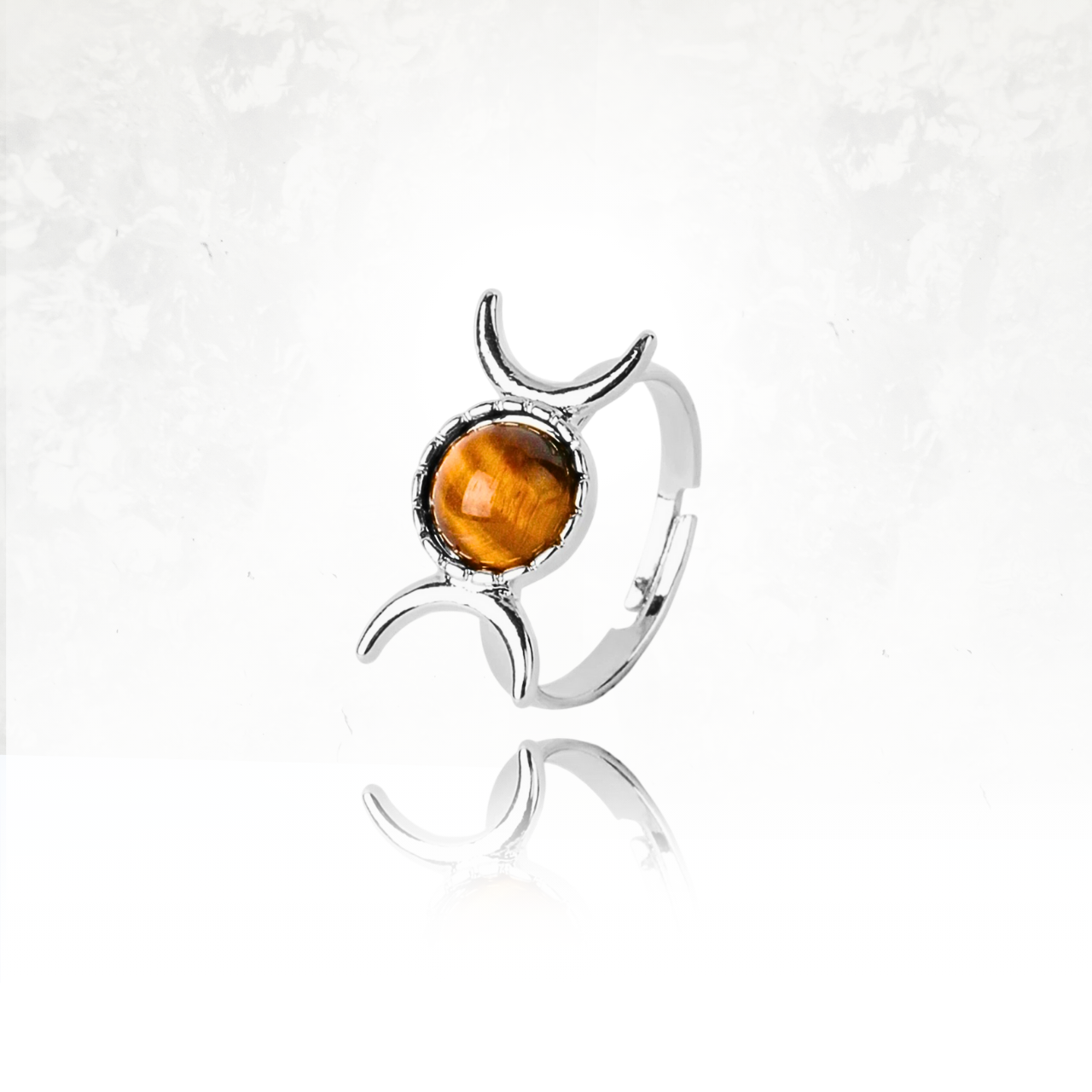 Bague minimaliste en pierre naturelle avec croissant de lune argenté.