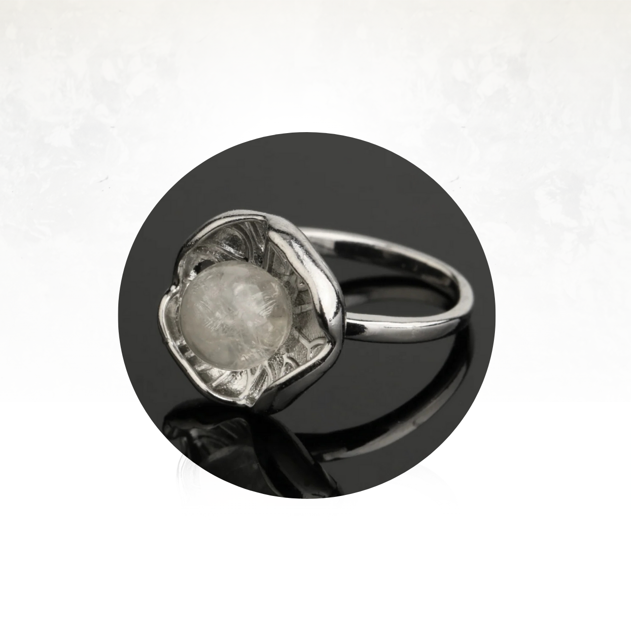 Bague fleur de lotus en métal argenté et pierre de quartz clair apaisante.