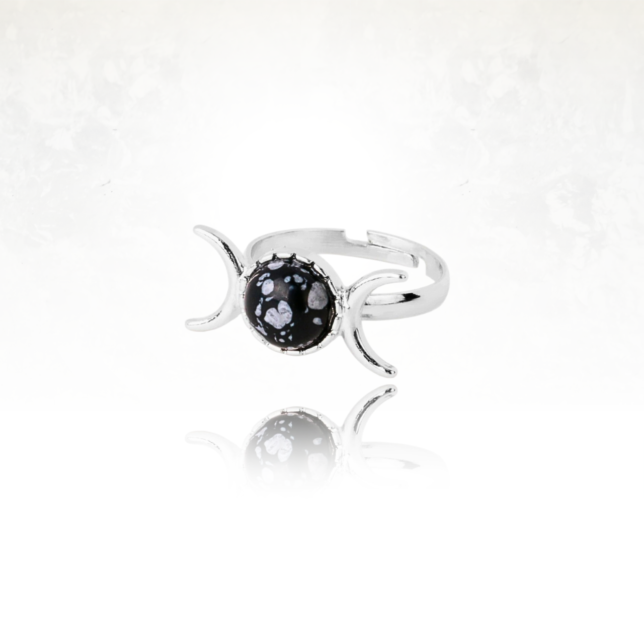 Bijou inspirĂ© de lâastrologie : bague en pierre naturelle de quartz flocon de neige et symboles lunaires.