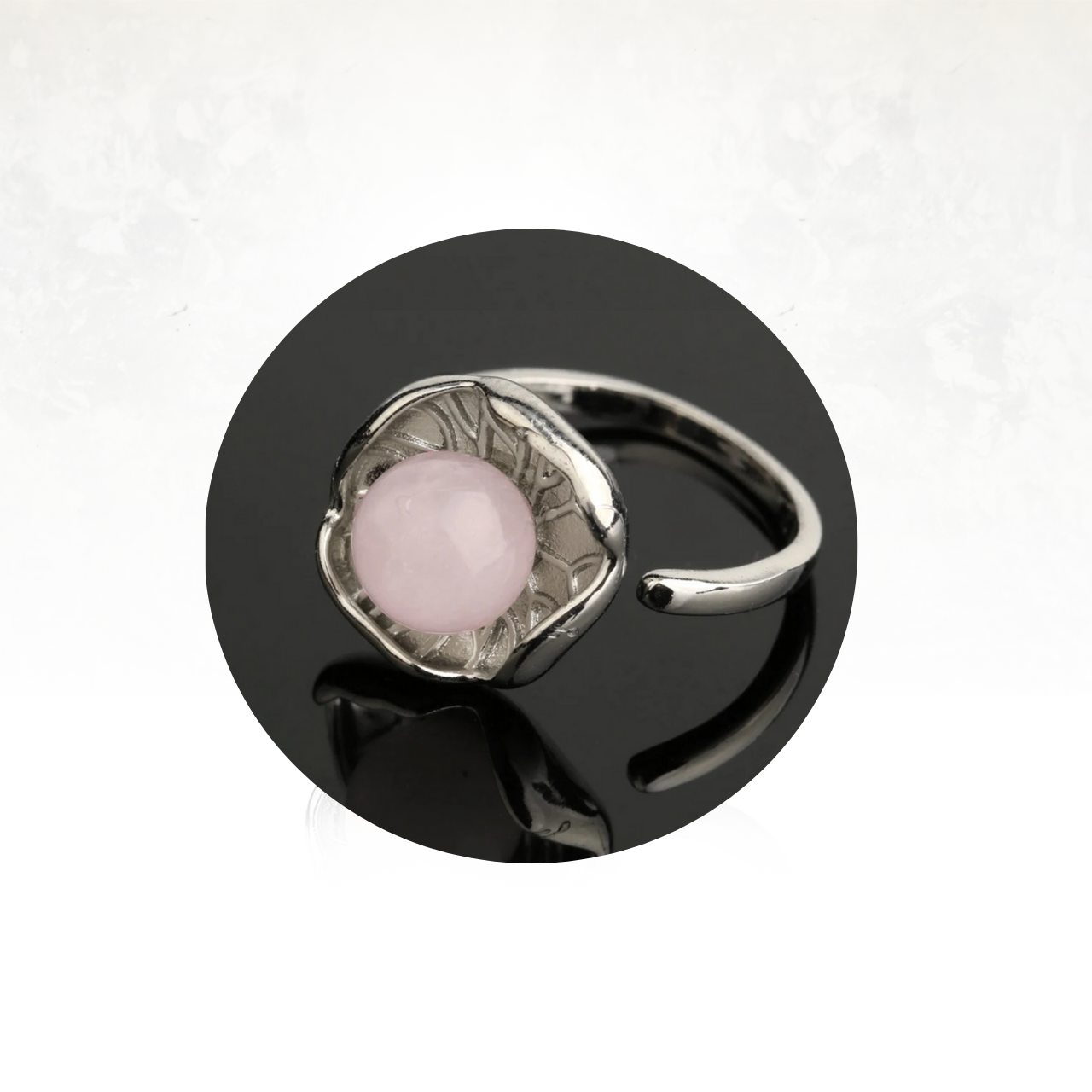 Bague raffinée lotus avec perle de quartz clair, symbole de sérénité.