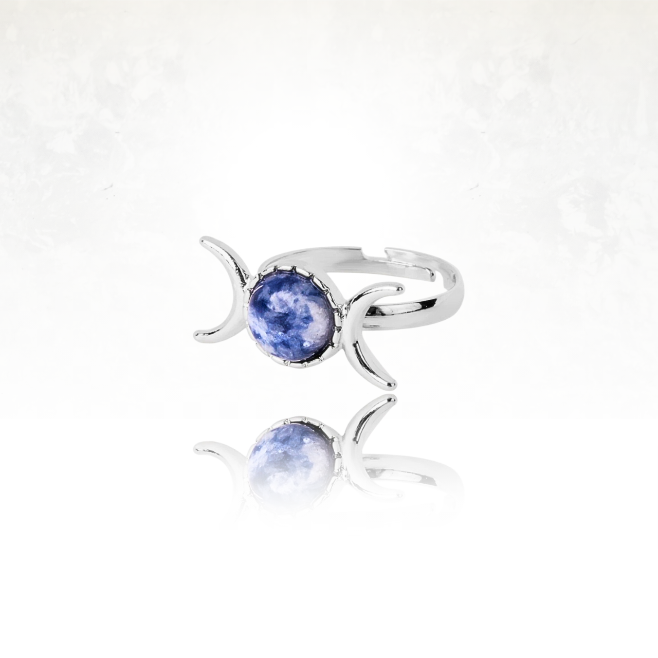 Anneau spirituel en pierre naturelle de sodalite et lune argentée pour une touche mystique.