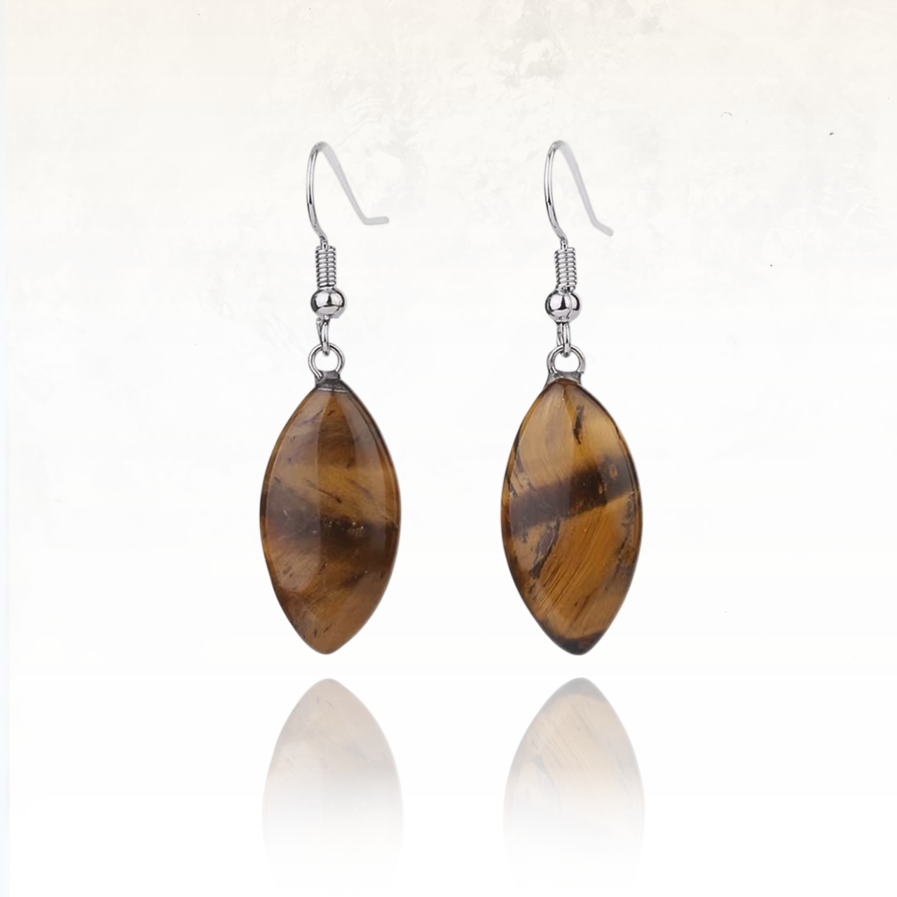 Paire de boucles d'oreilles naturelles avec pierres semi-précieuses marron doré et reflets chatoyants.